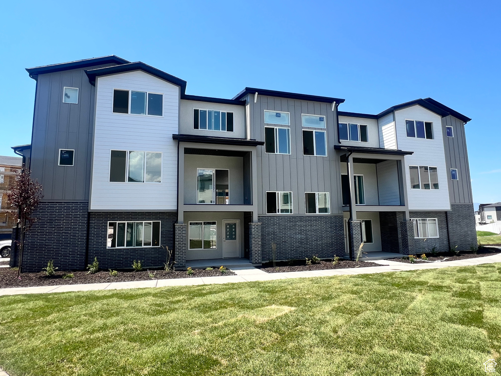 View of front facade with a front yard