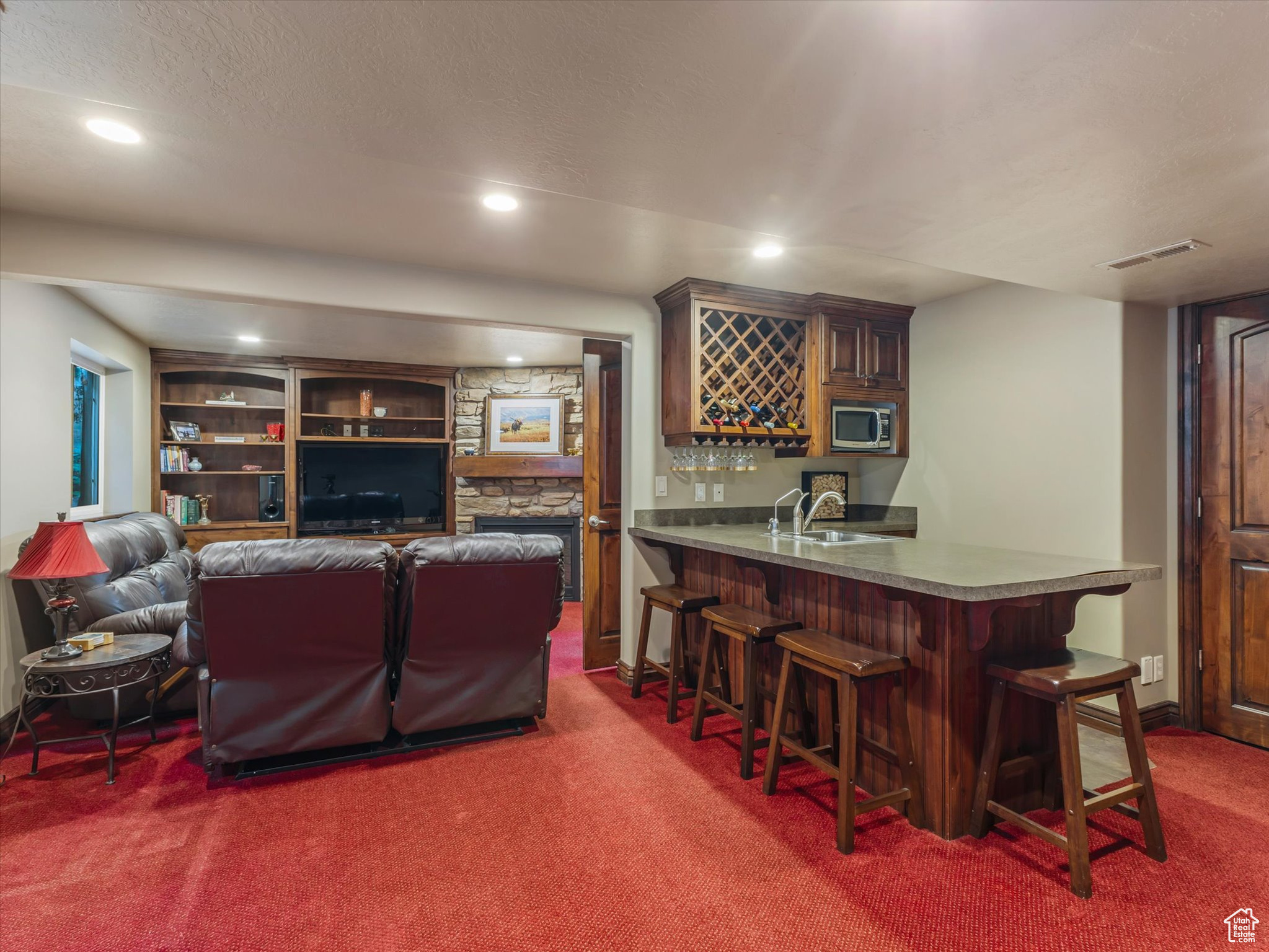 Basement family room with wet bar