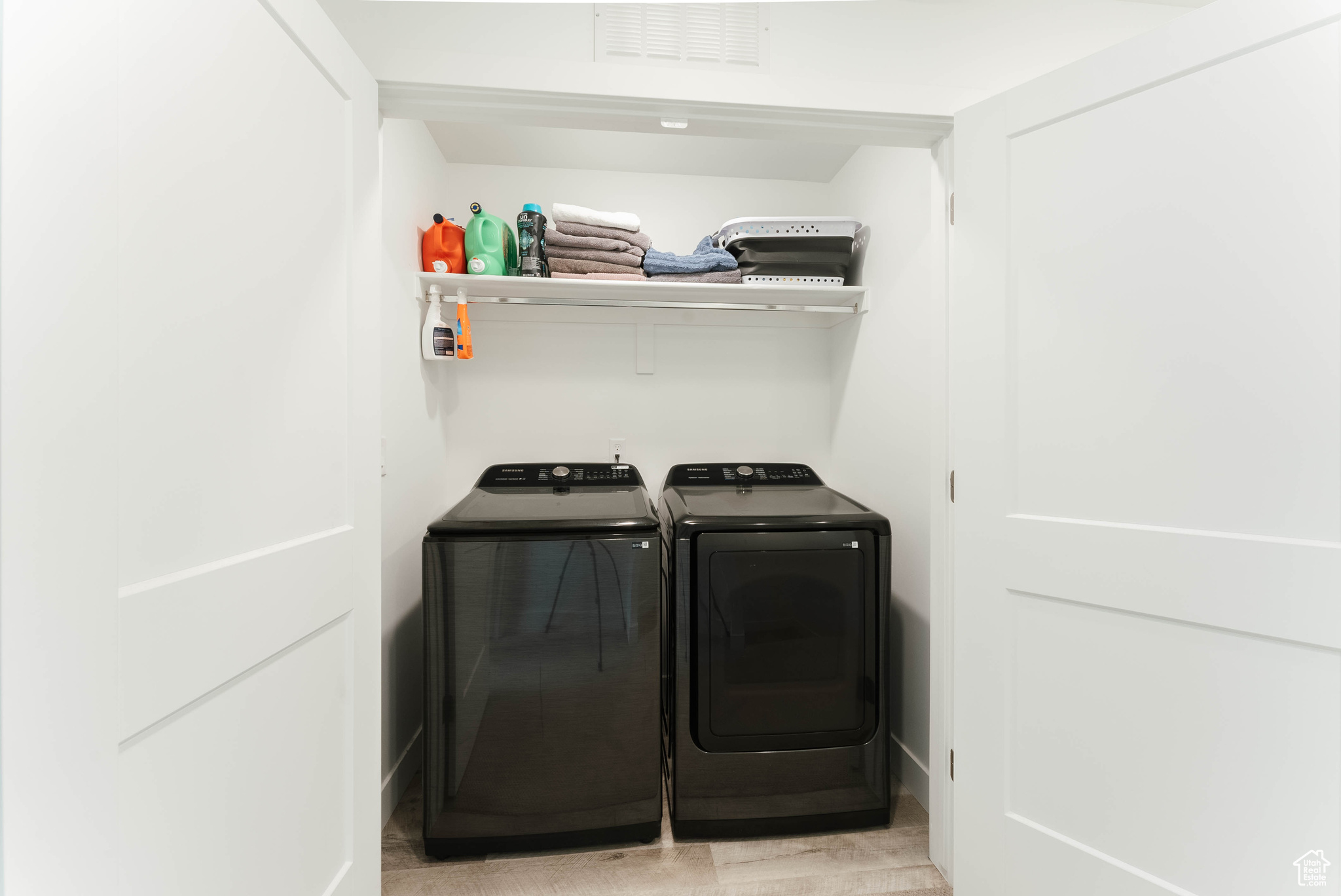 Clothes washing area with independent washer and dryer