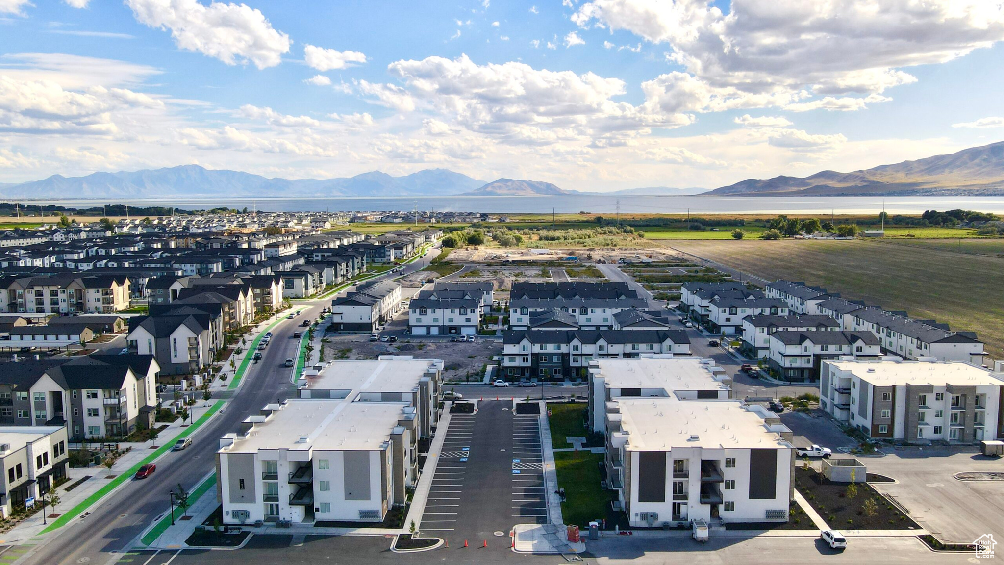 Aerial view with a mountain view