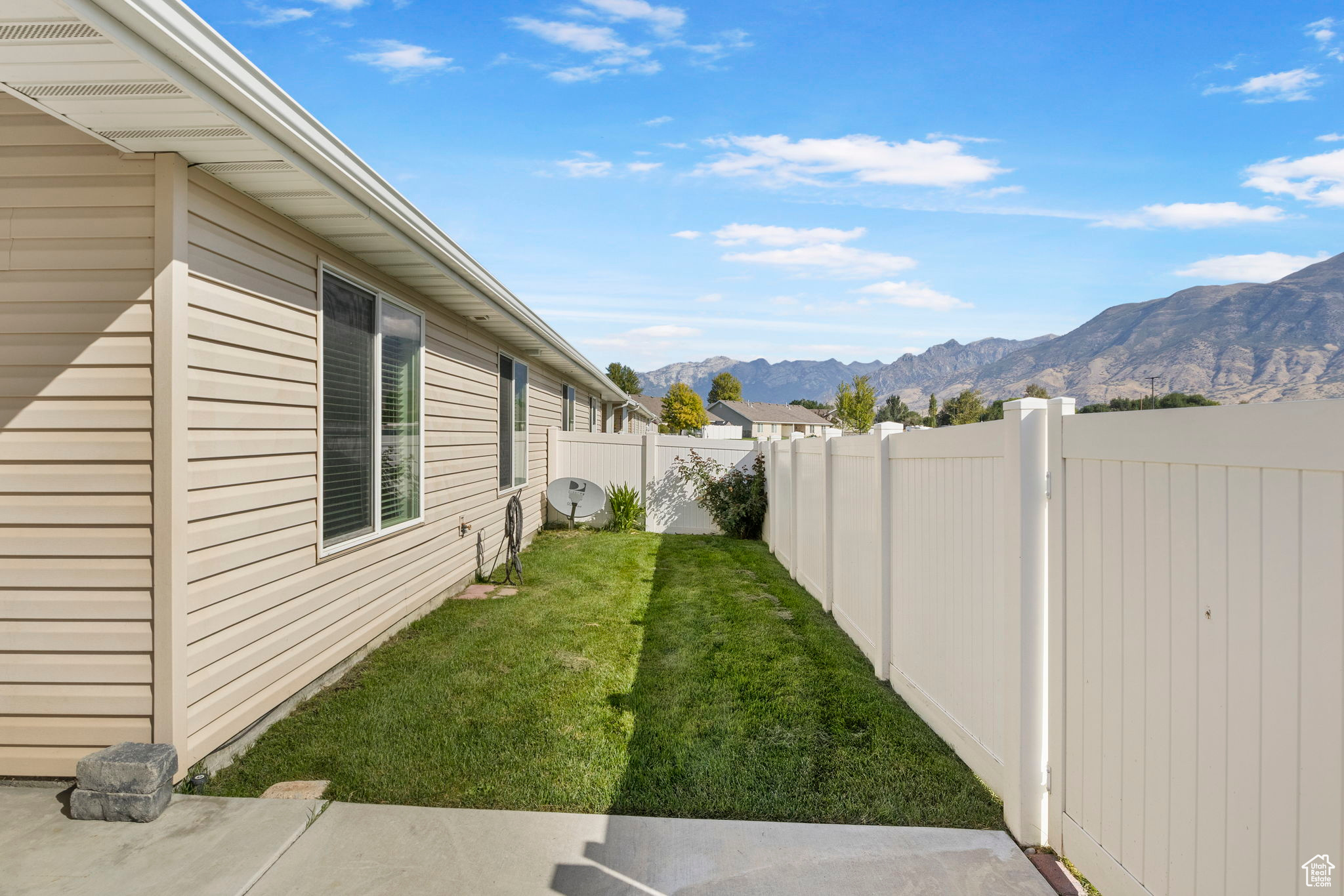 View of yard featuring a mountain view