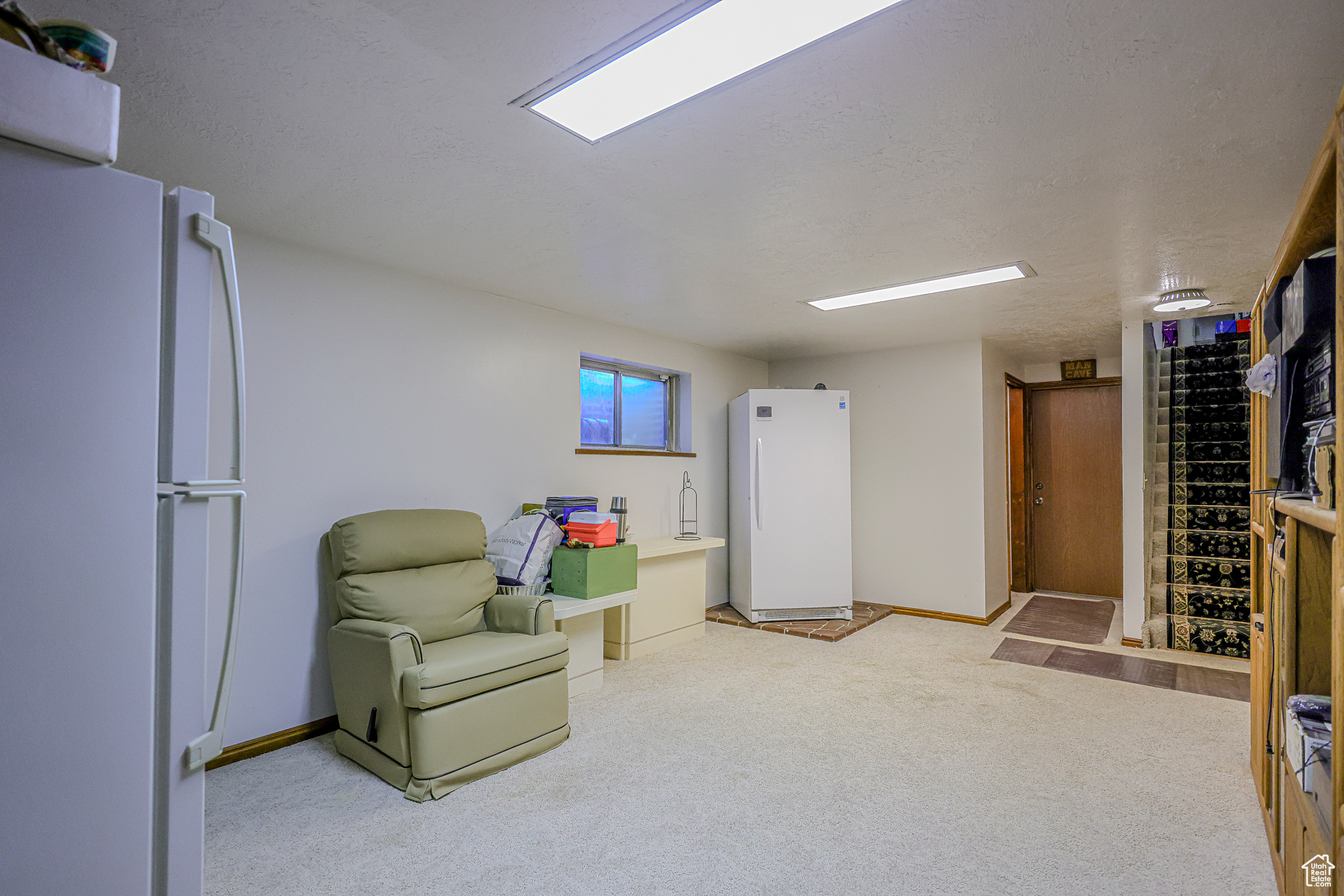 Sitting room featuring a textured ceiling and light carpet