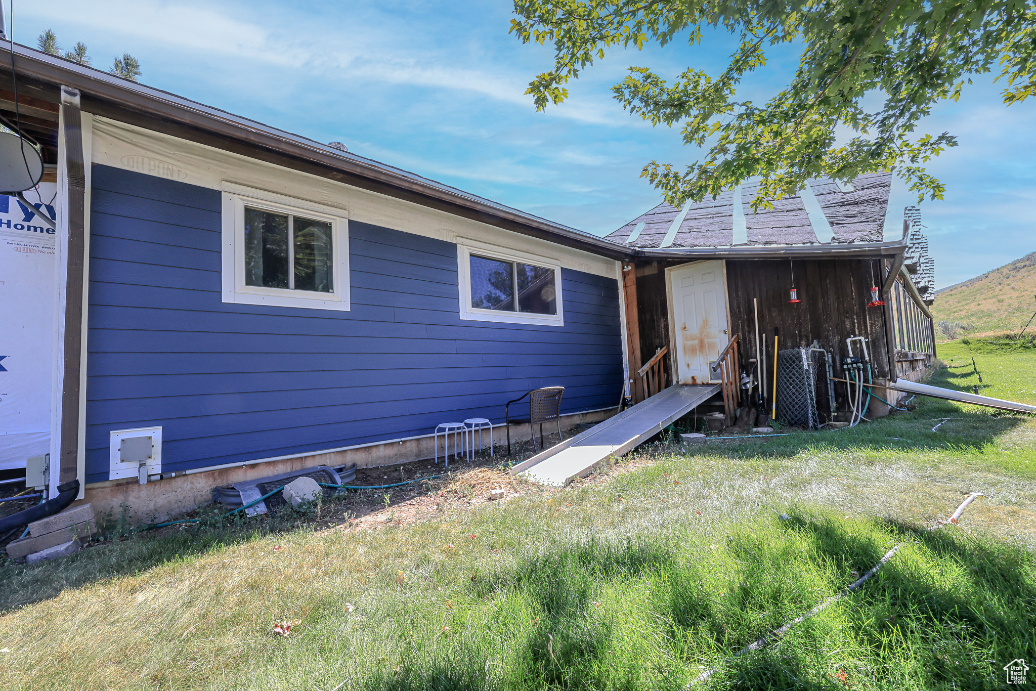 View of front of home featuring a front lawn