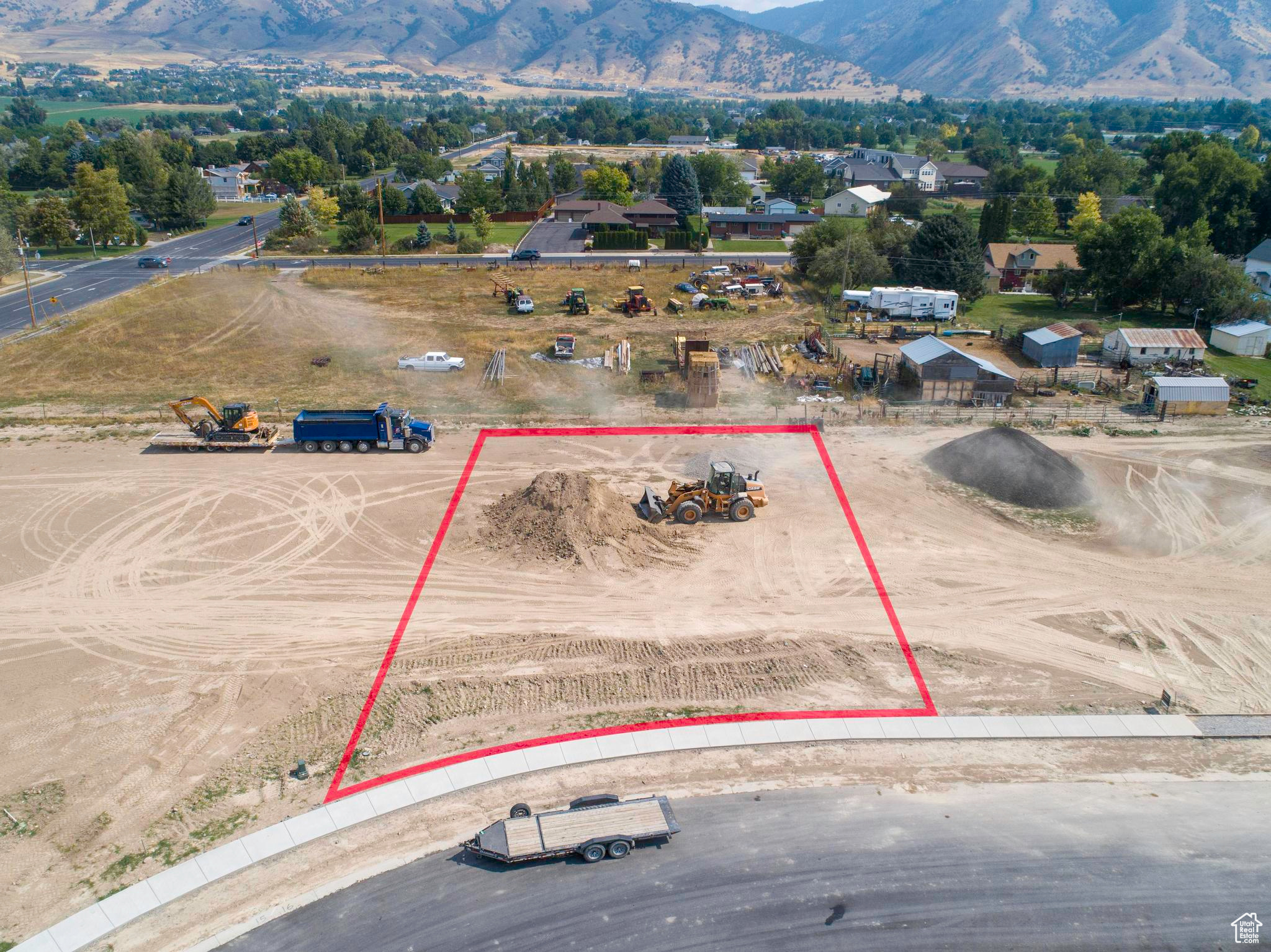 Birds eye view of property featuring a mountain view