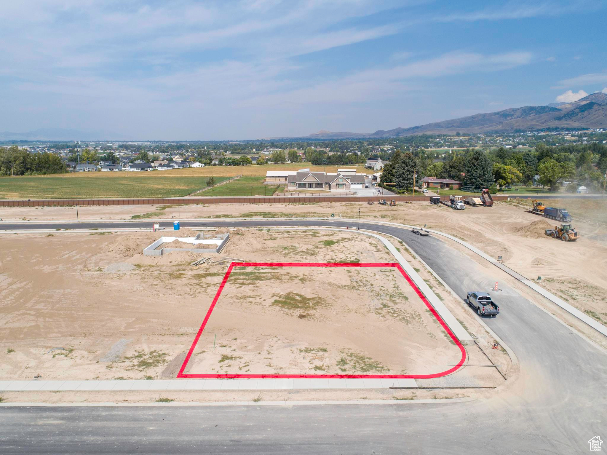 Birds eye view of property featuring a mountain view