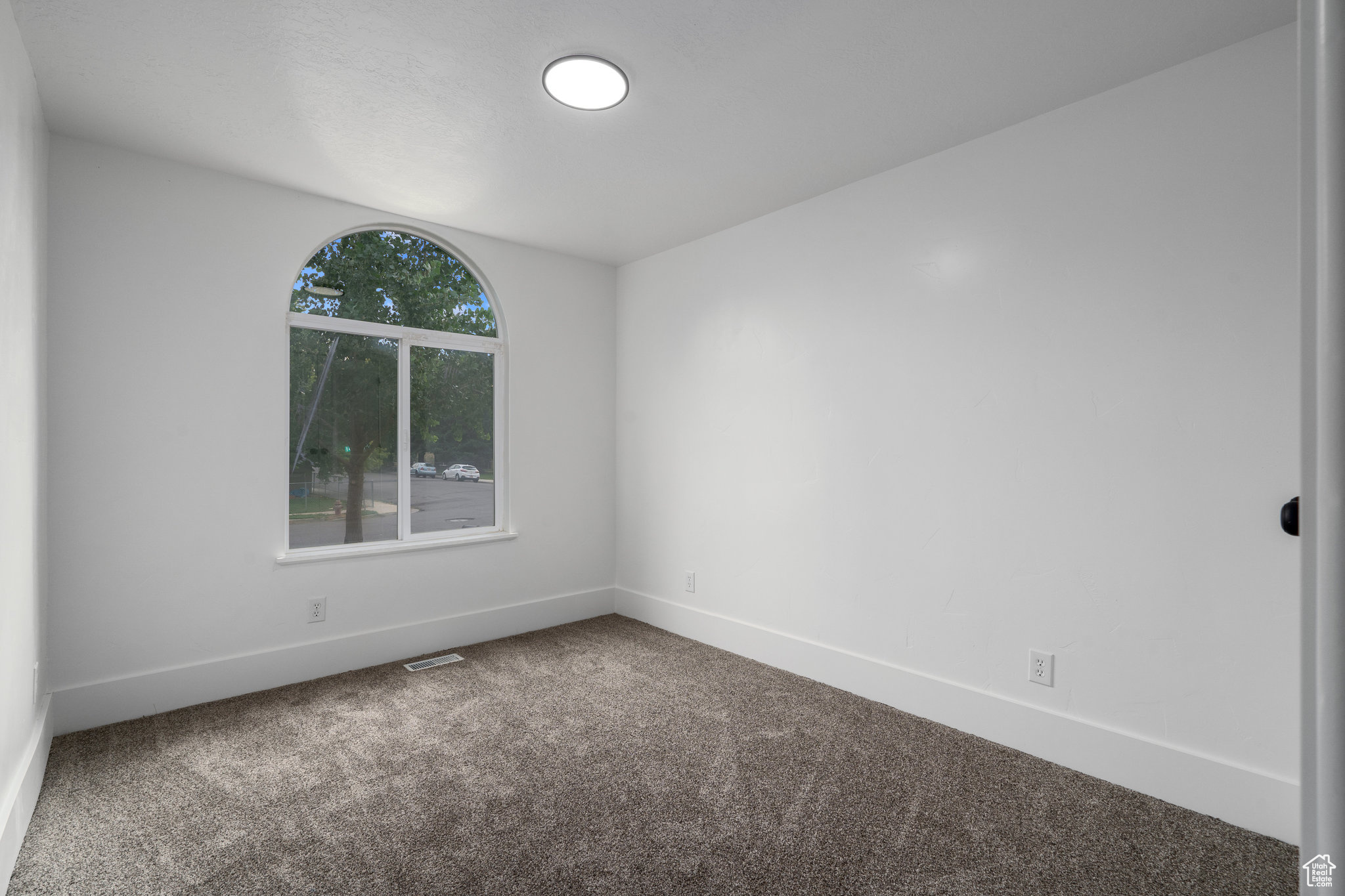 Unfurnished room with carpet flooring