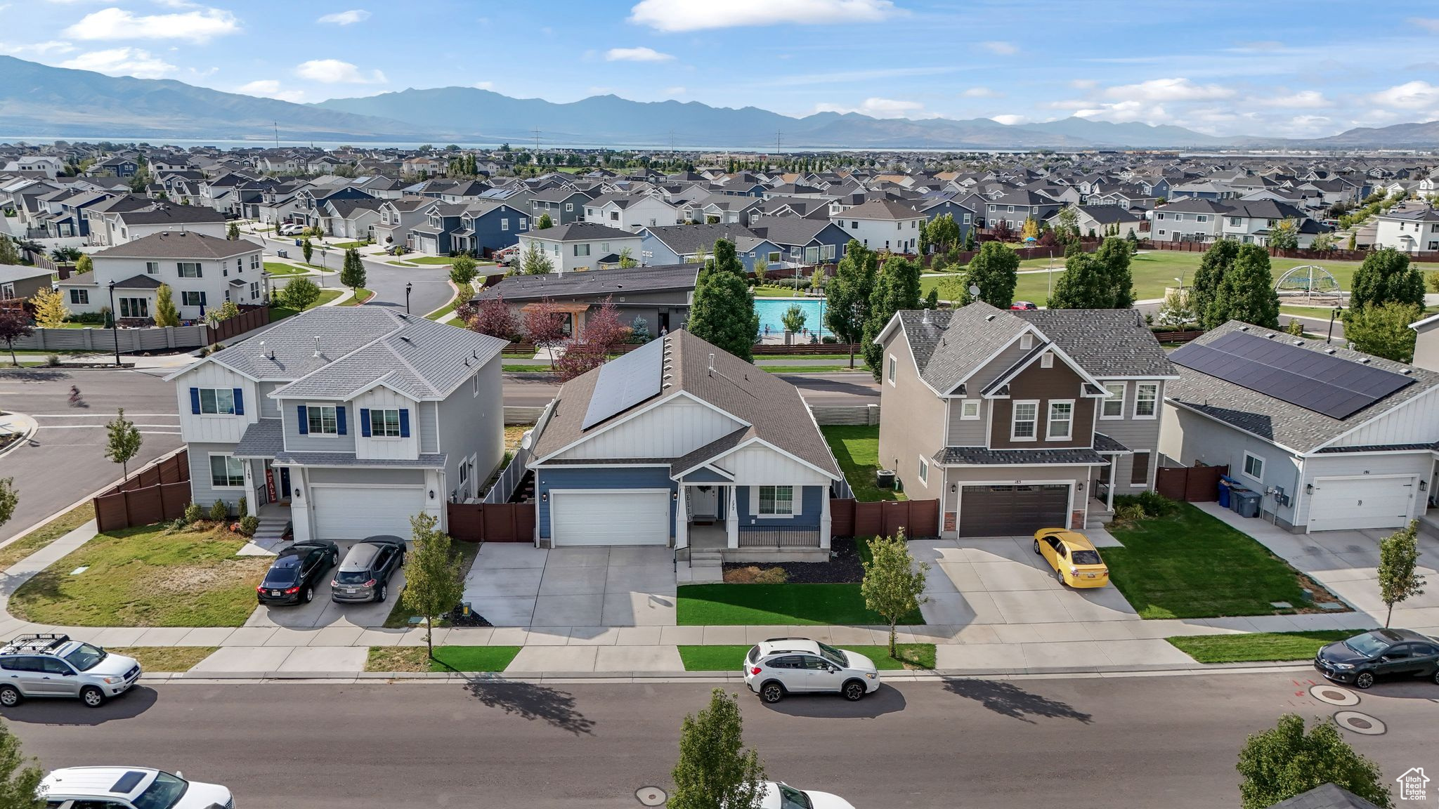 Aerial view with a mountain view