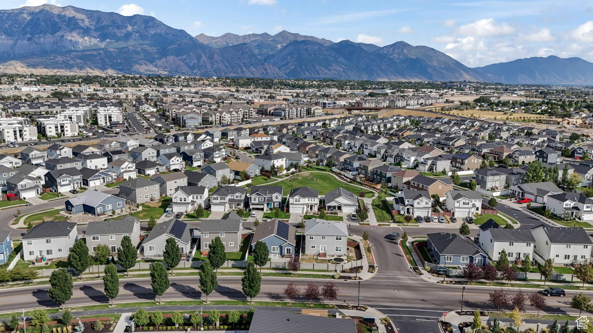 Birds eye view of property featuring a mountain view