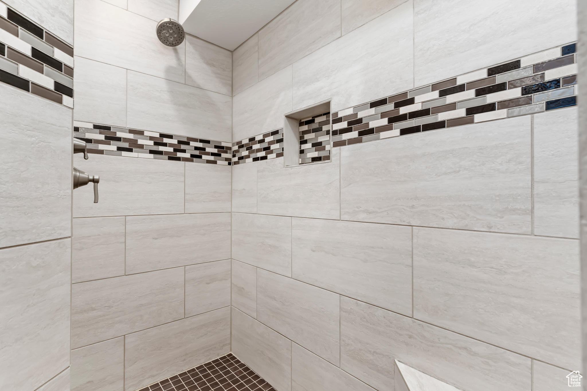 Room details with tiled shower