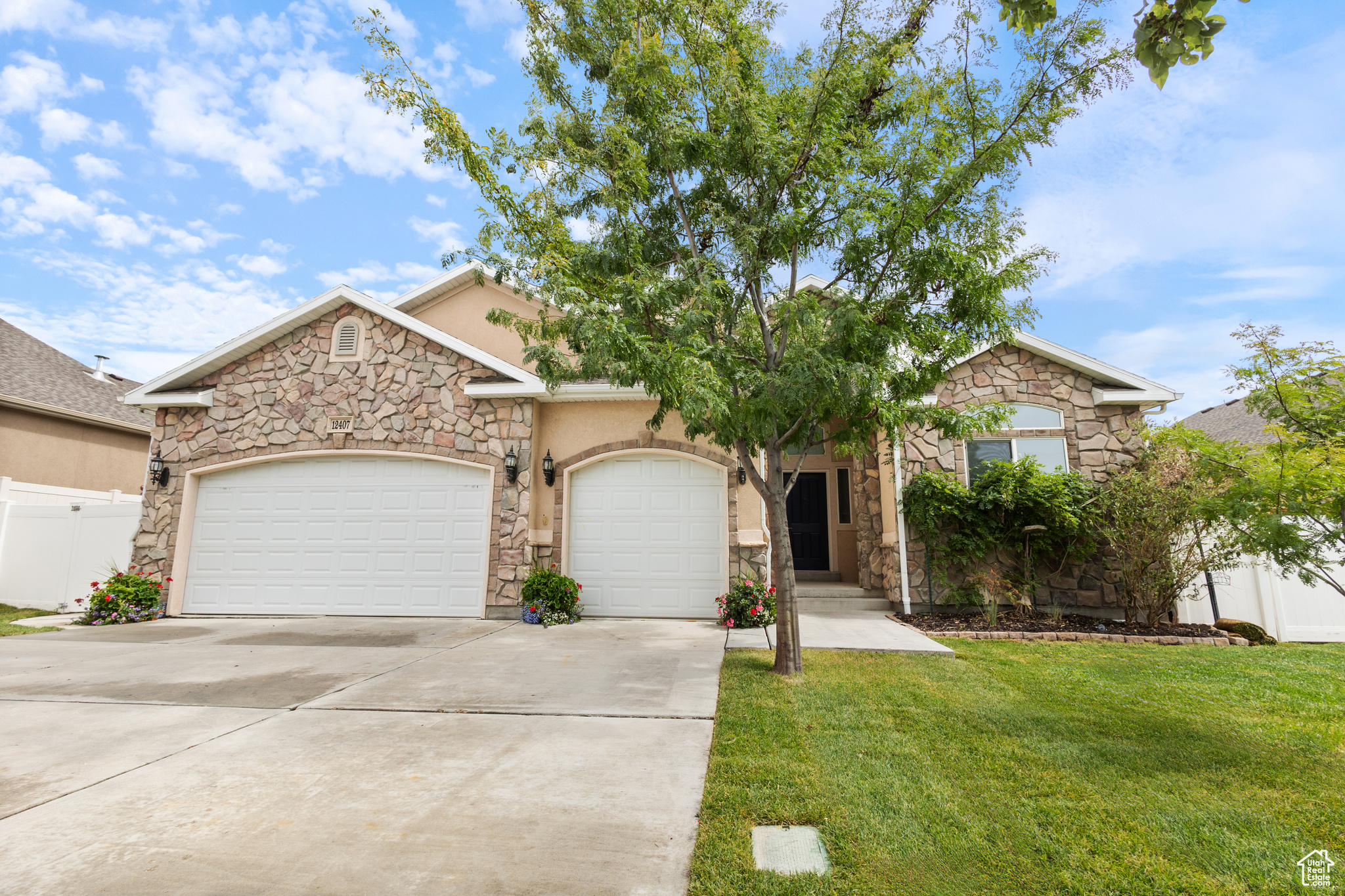 View of front of home featuring a front yard and a 3 car garage