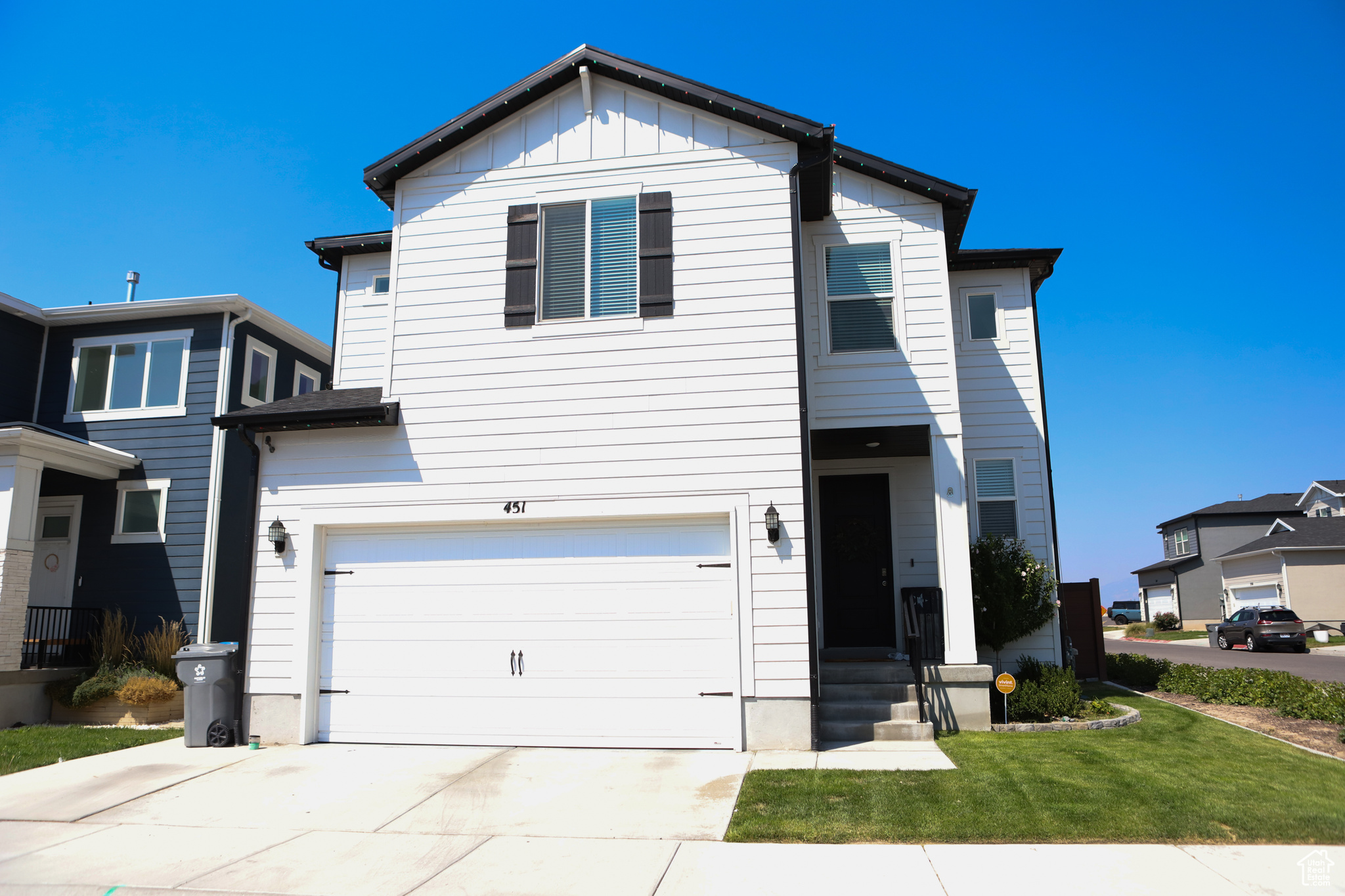 View of front property featuring a garage