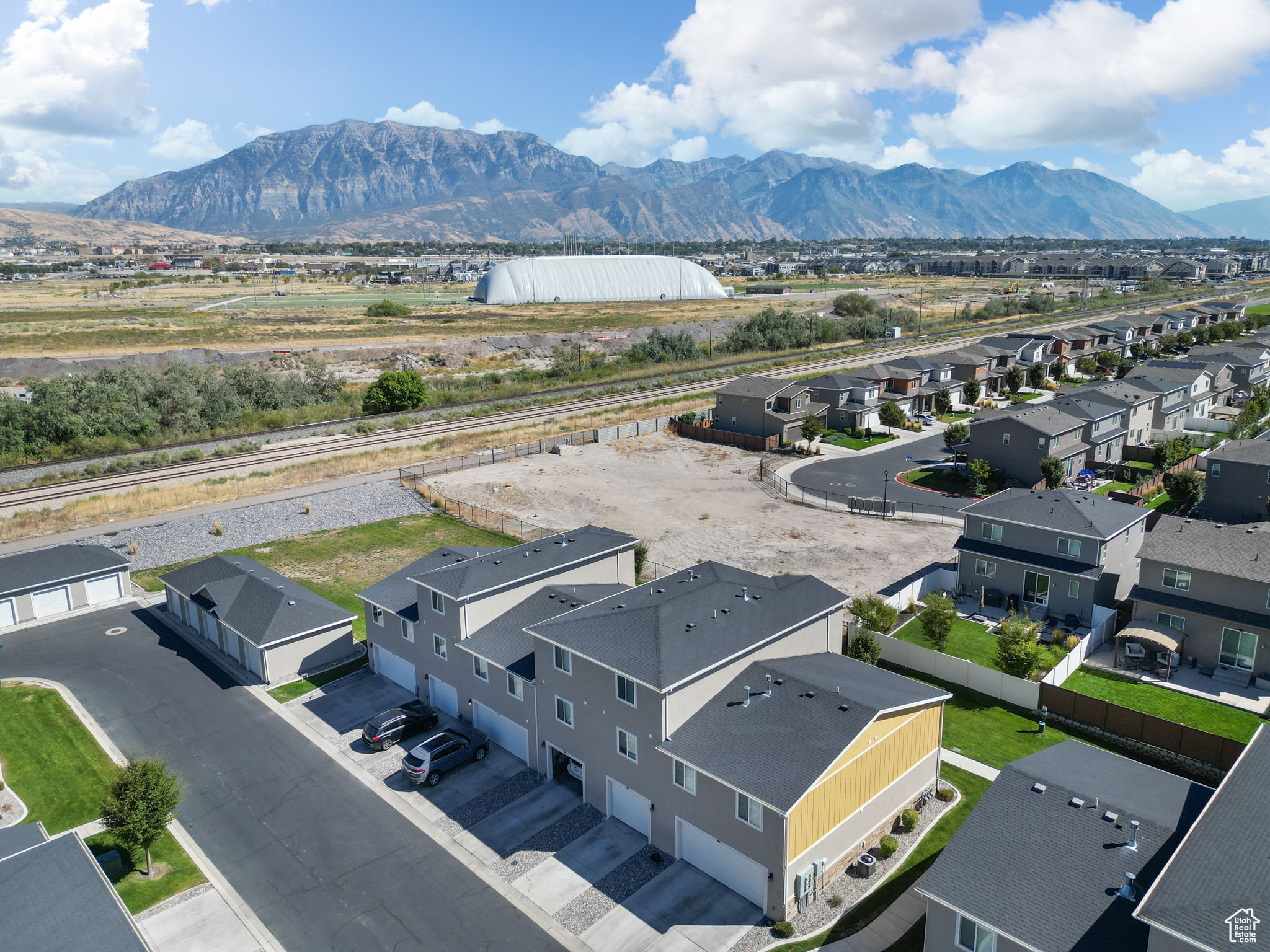 Birds eye view of property featuring a mountain view