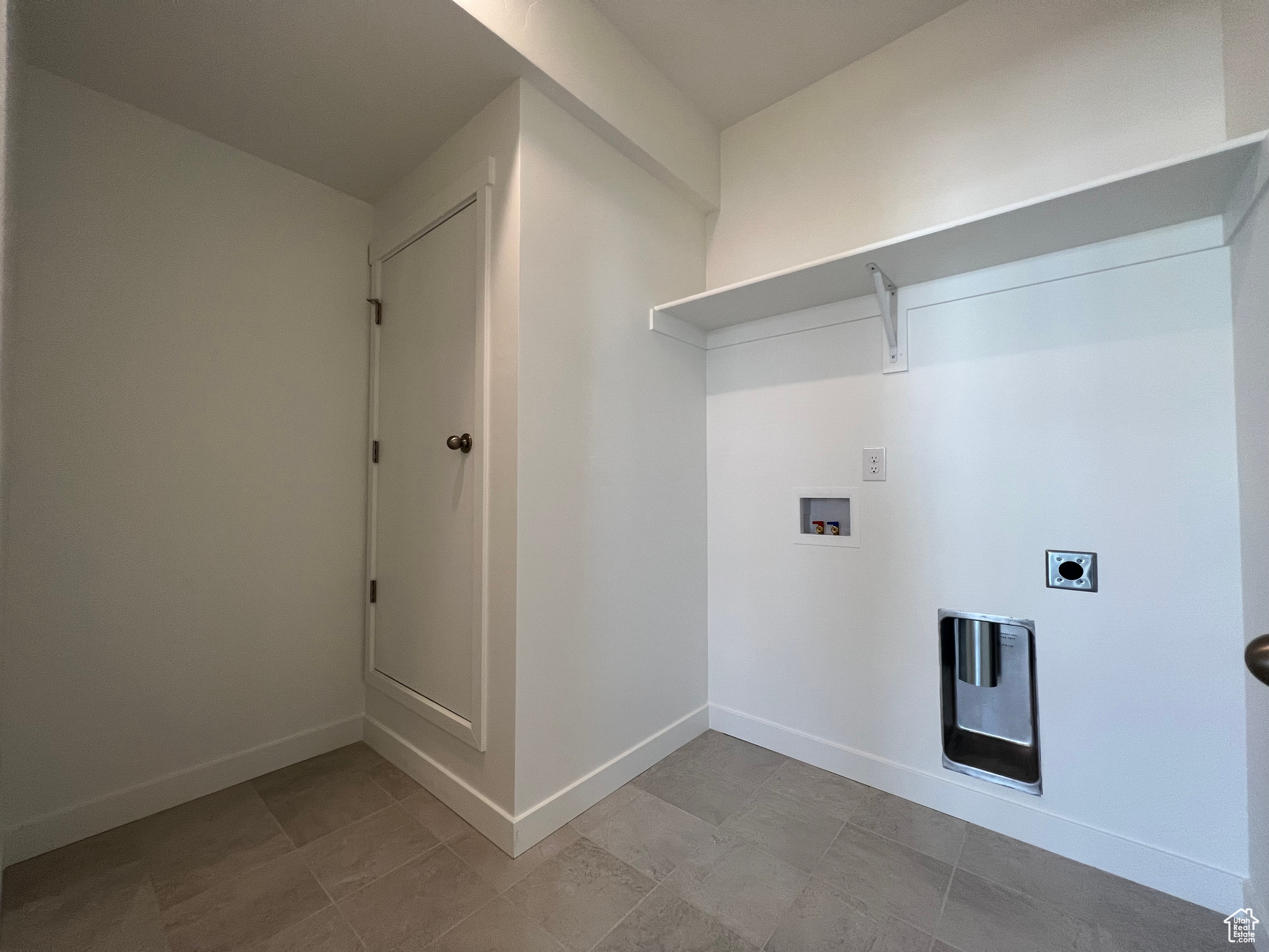 Washroom featuring electric dryer hookup and washer hookup