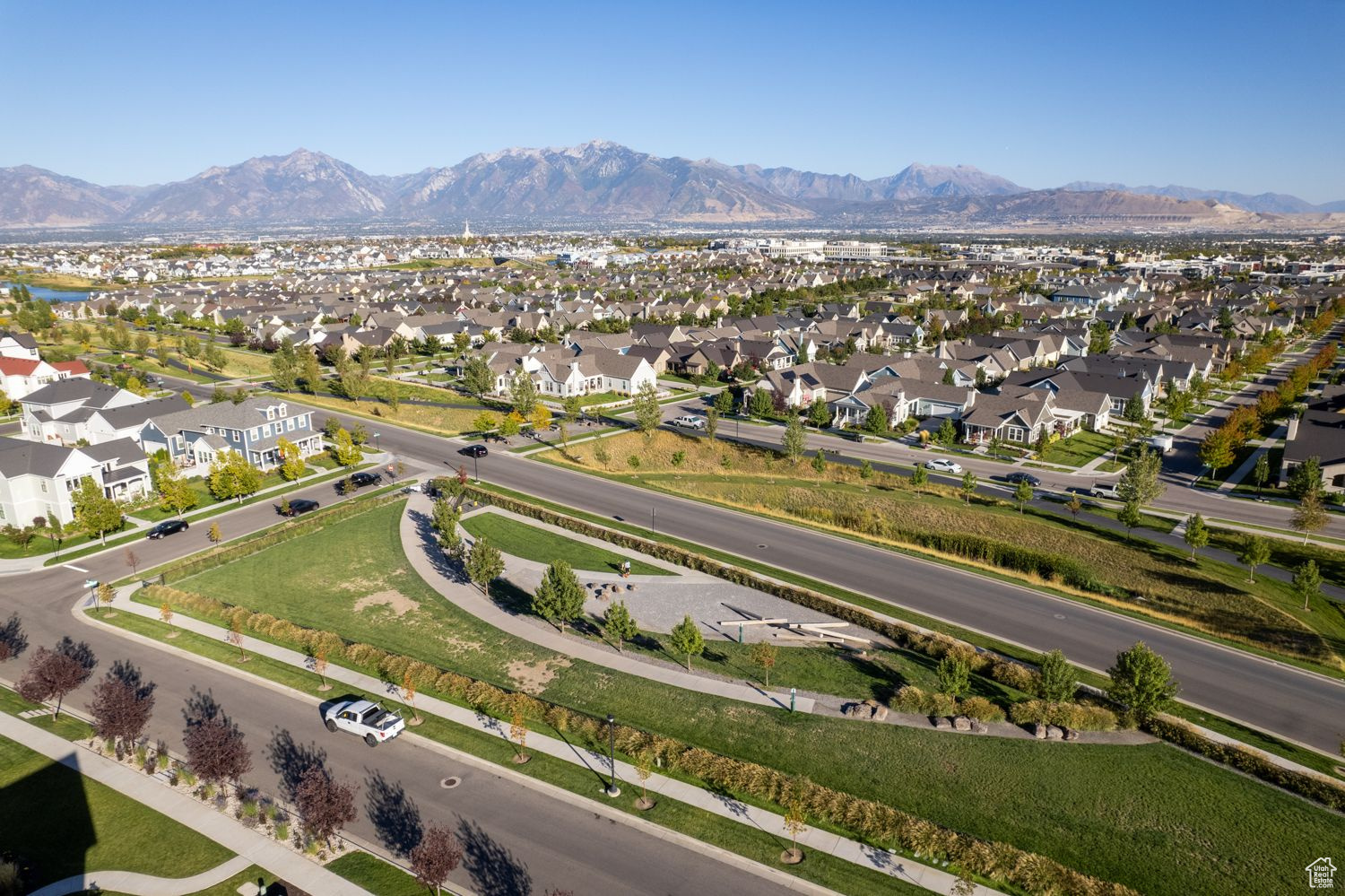 Birds eye view of property featuring a mountain view