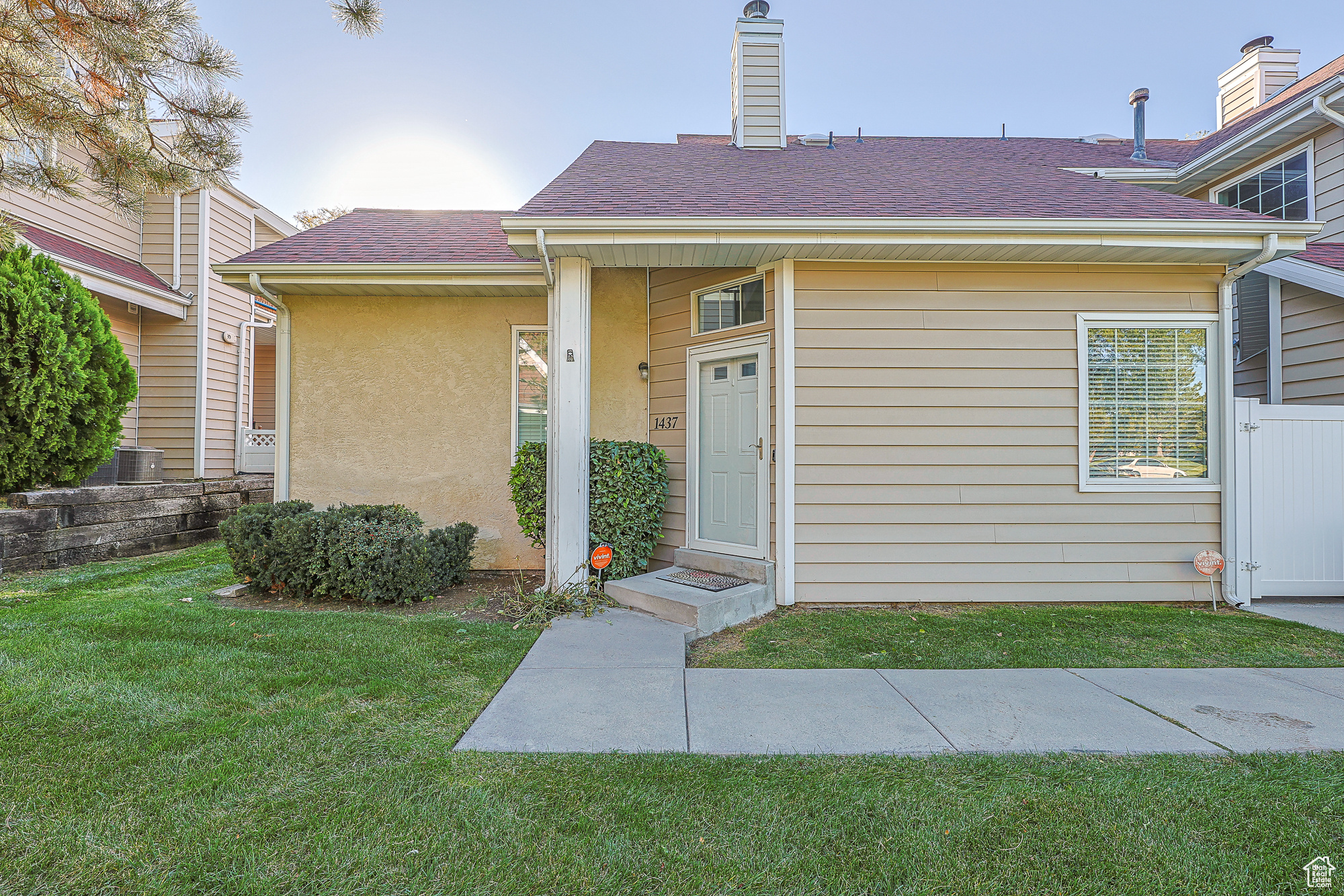 View of front of property and the front lawn