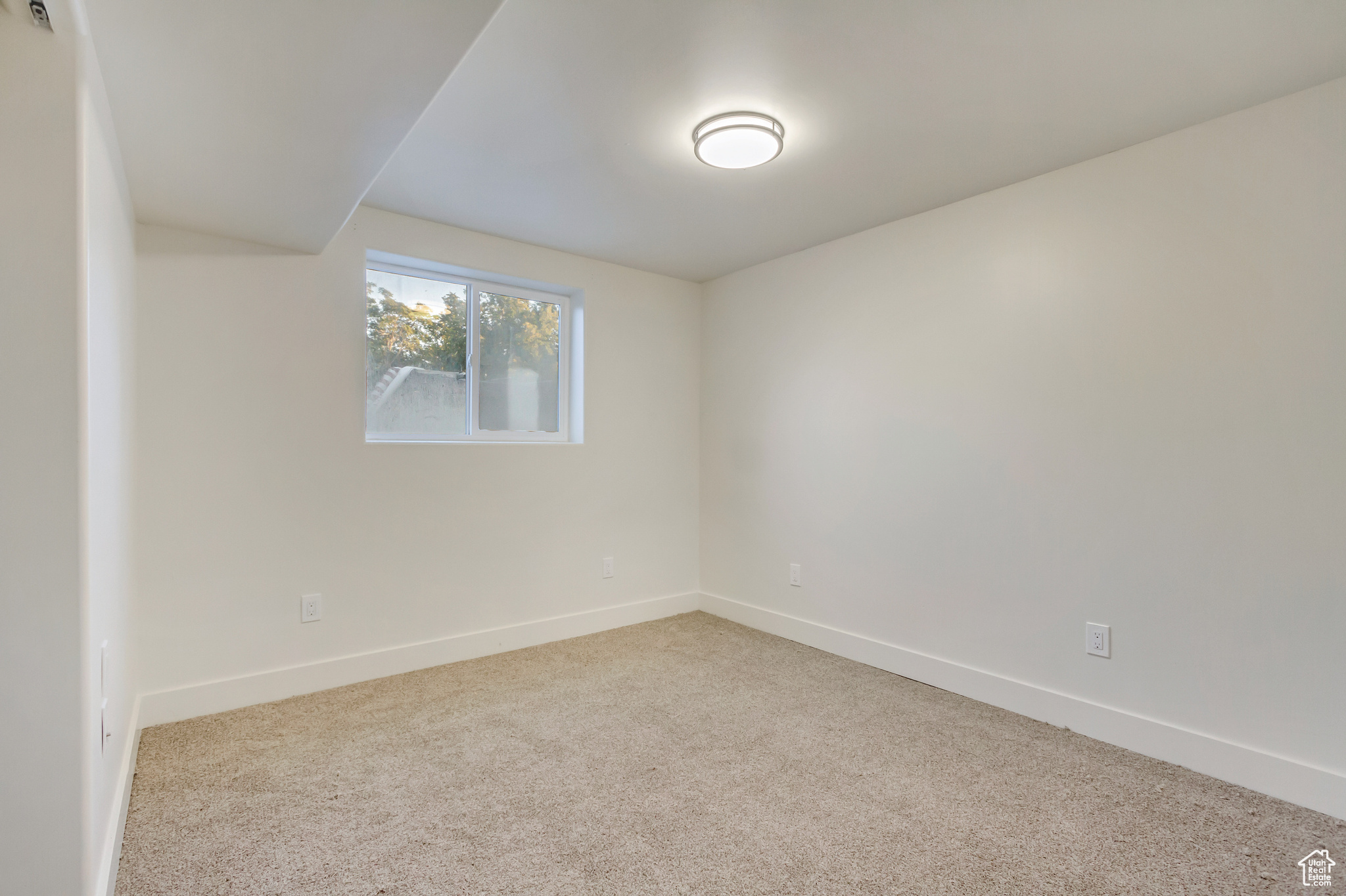 Empty room with light carpet