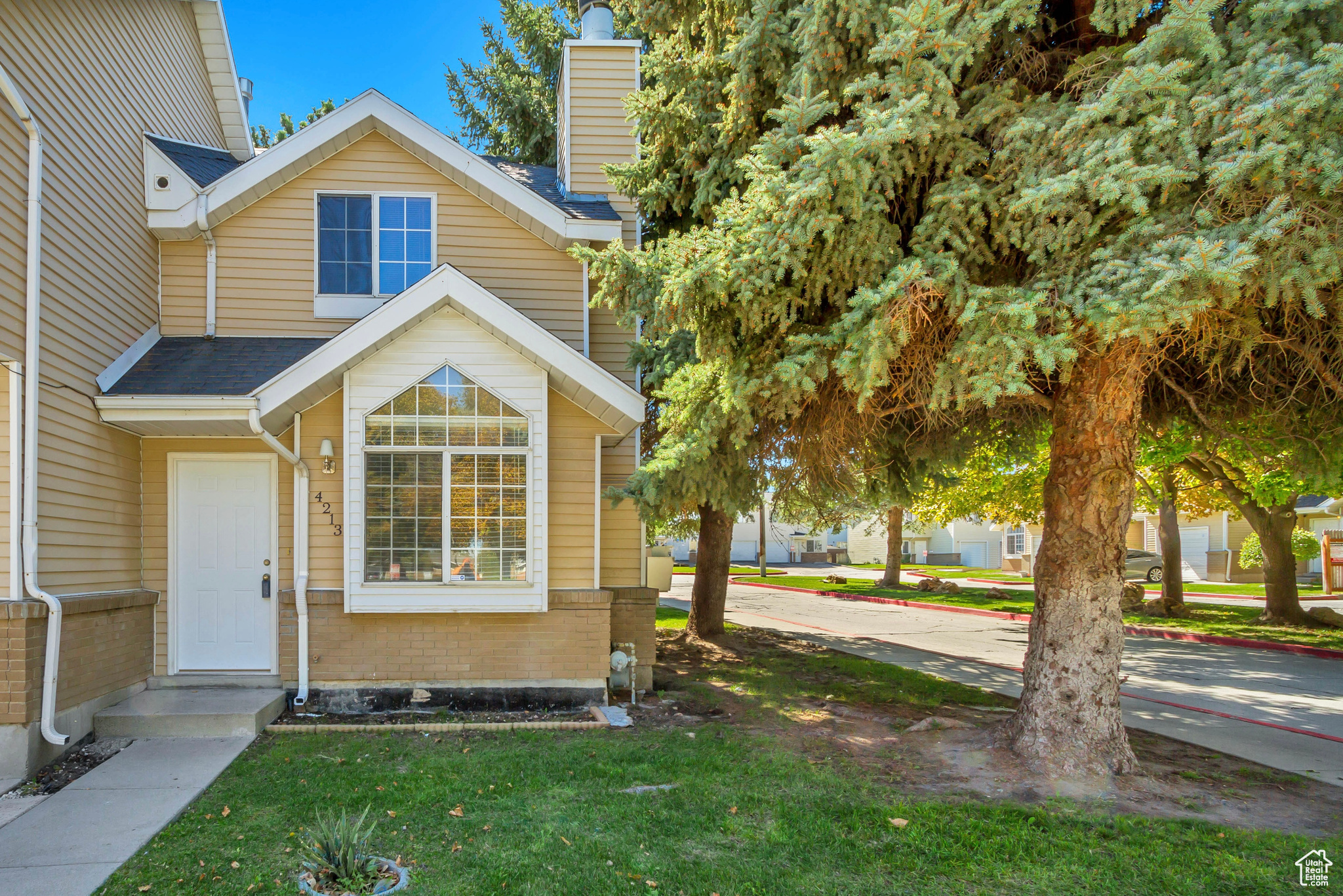 View of front of house featuring a front lawn