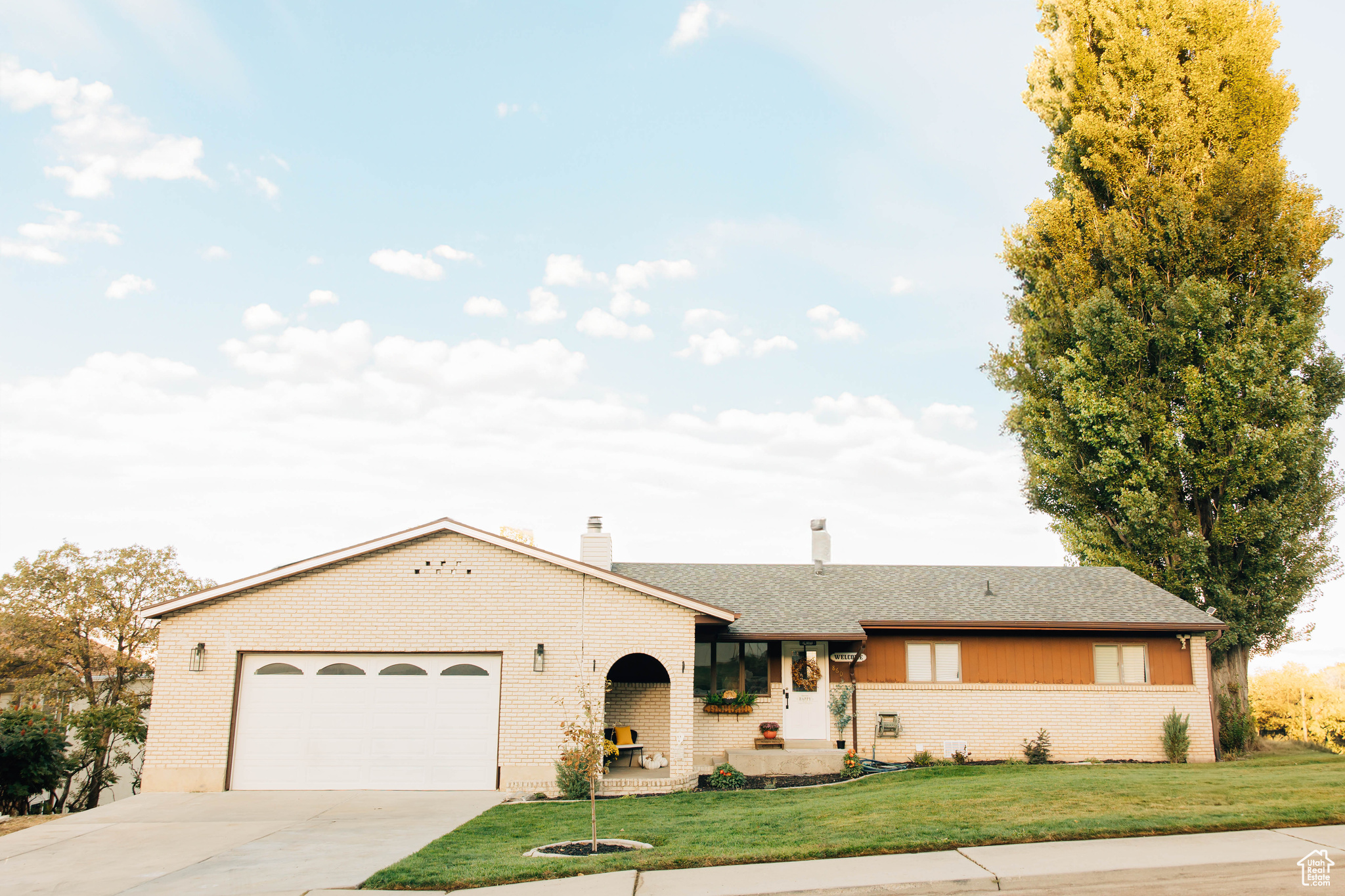 Ranch-style home with archway entrance