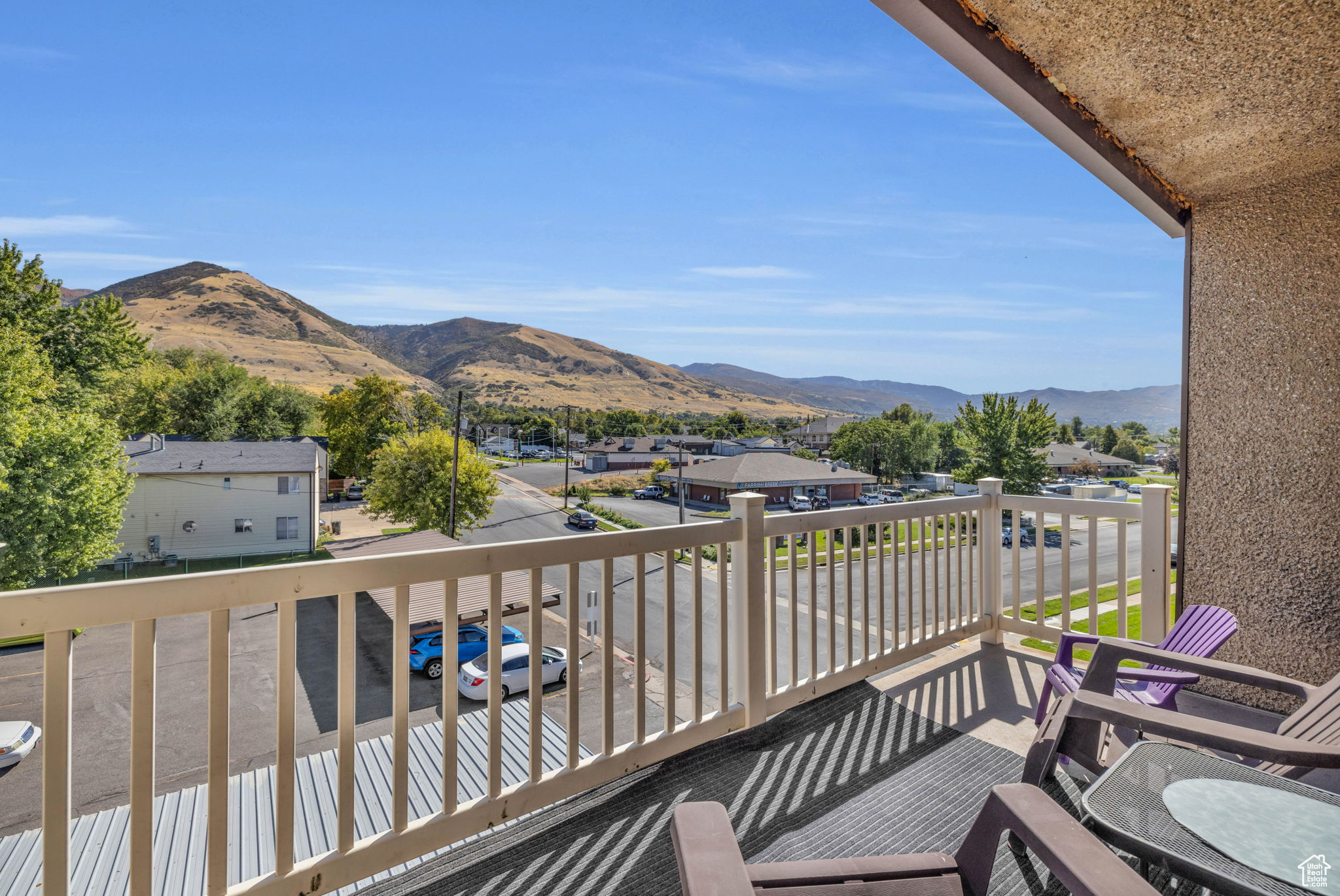 Balcony featuring a mountain view