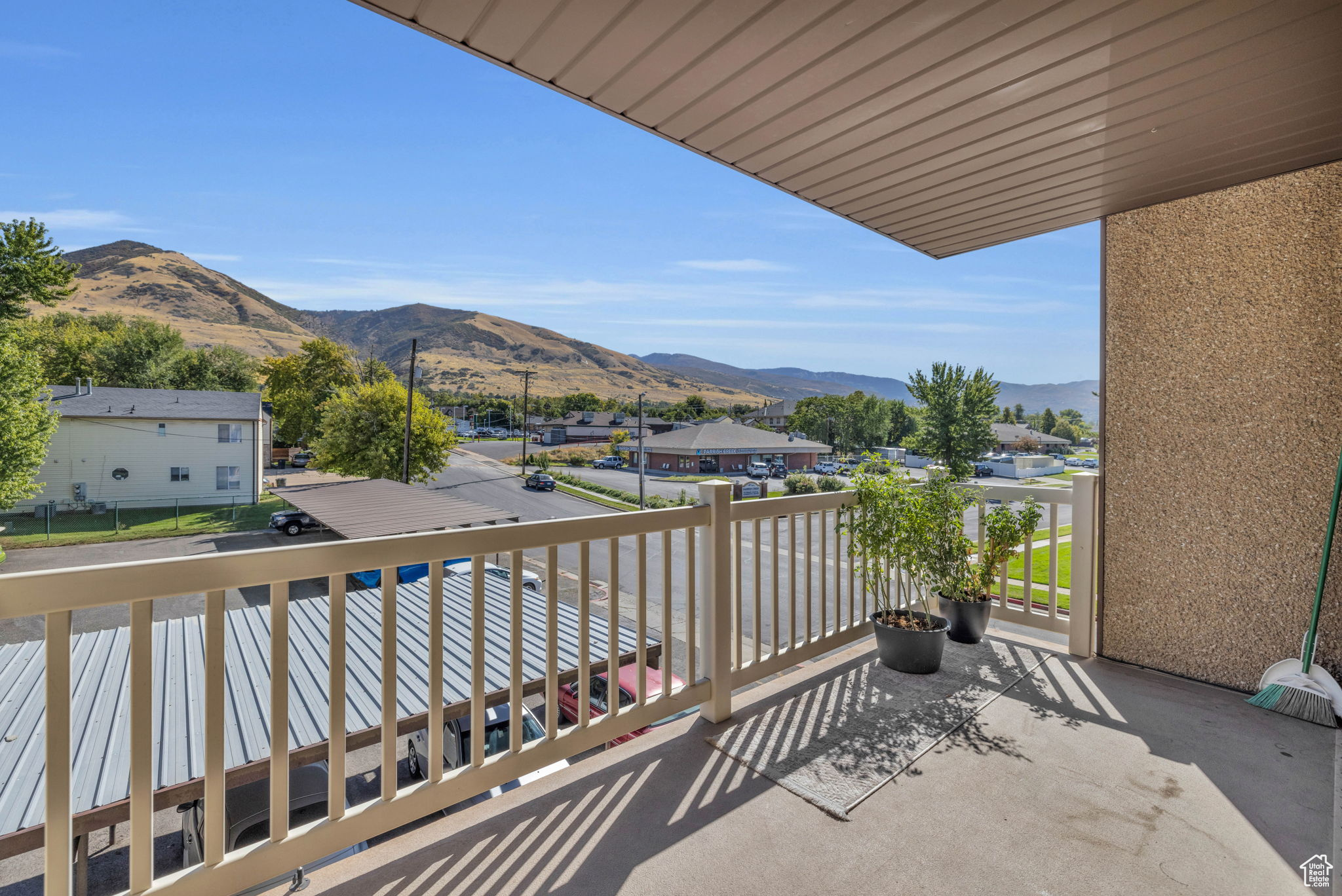 Balcony featuring a mountain view