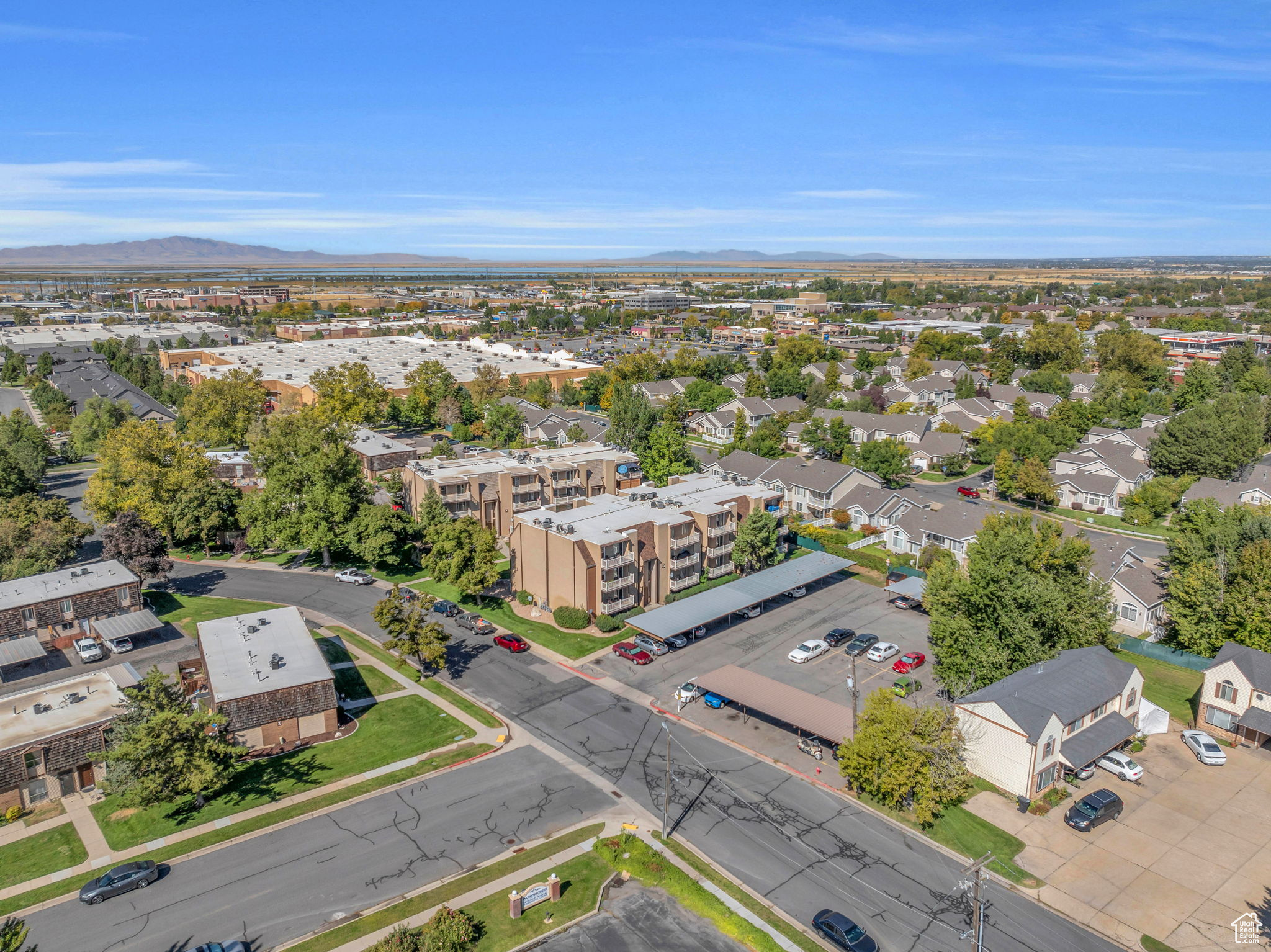 Drone / aerial view featuring a mountain view