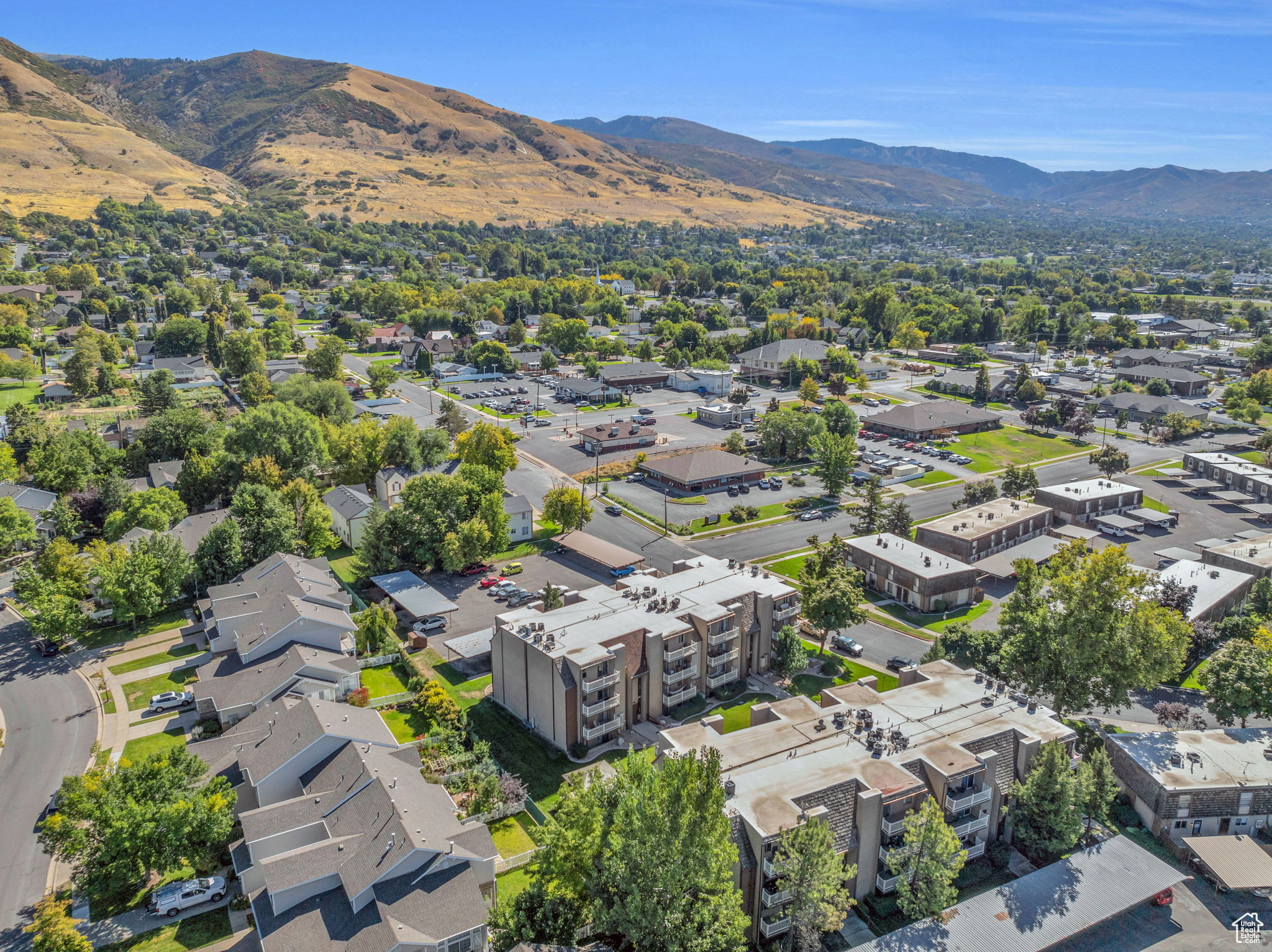 Birds eye view of property featuring a mountain view