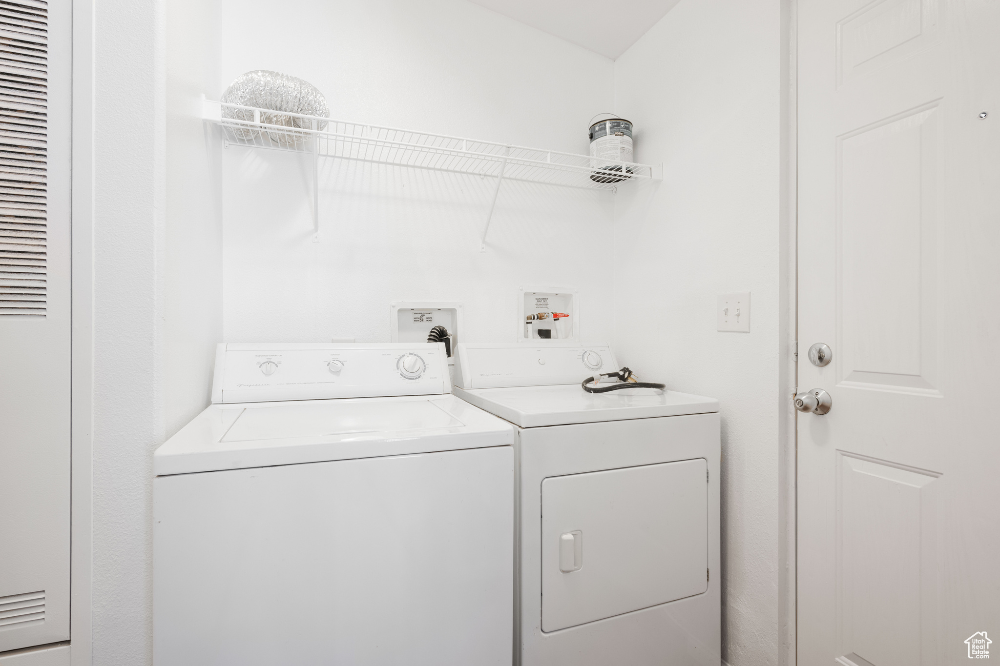 Washroom with independent washer and dryer