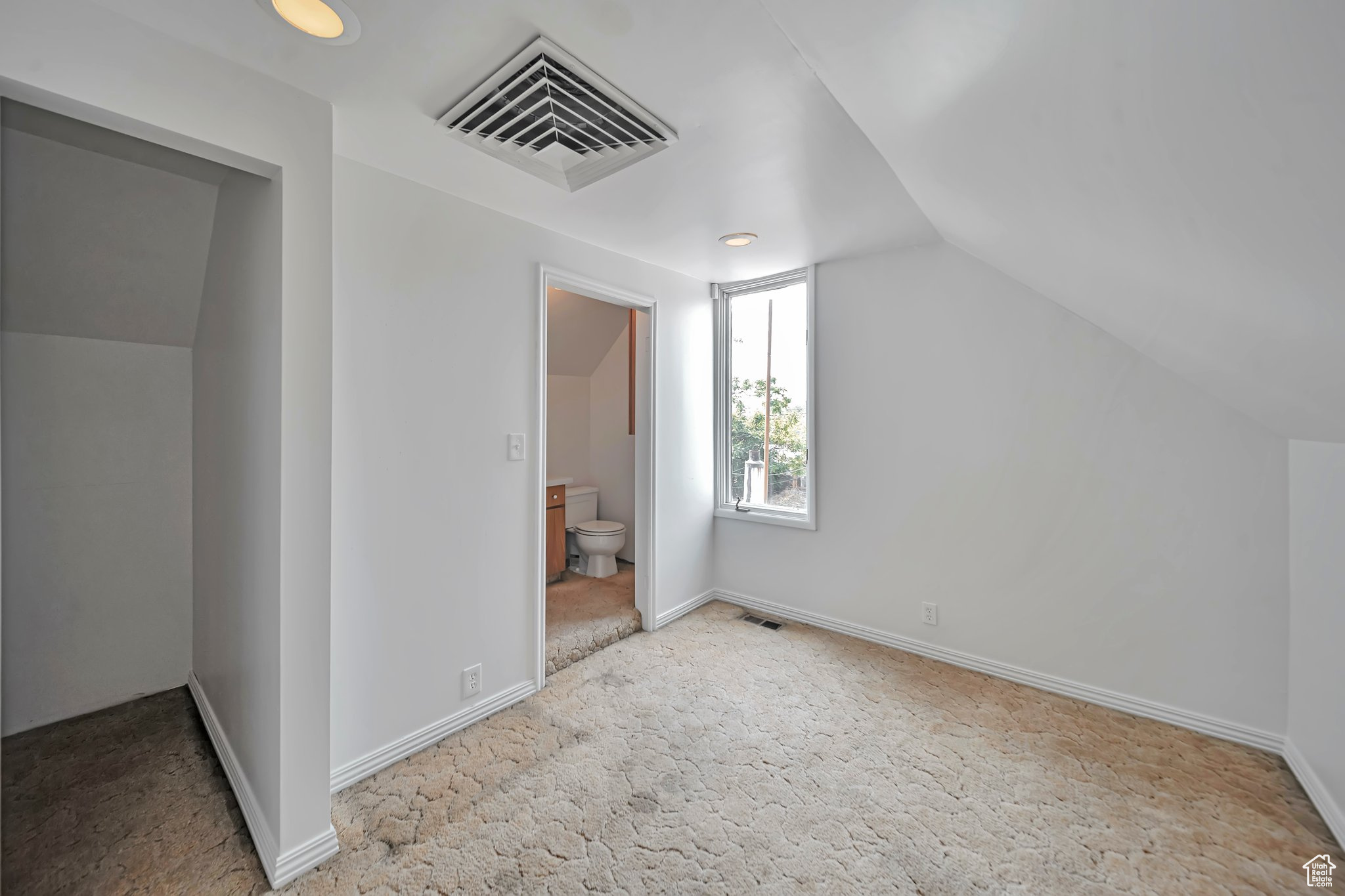 Upstairs 2nd floor Bedroom/Den with Bath