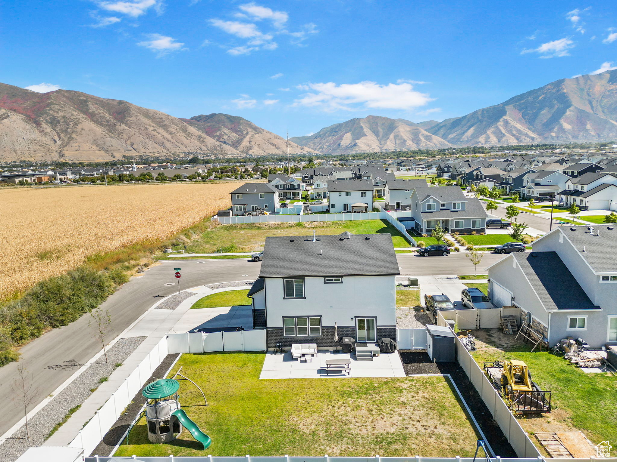 Aerial view with a mountain view