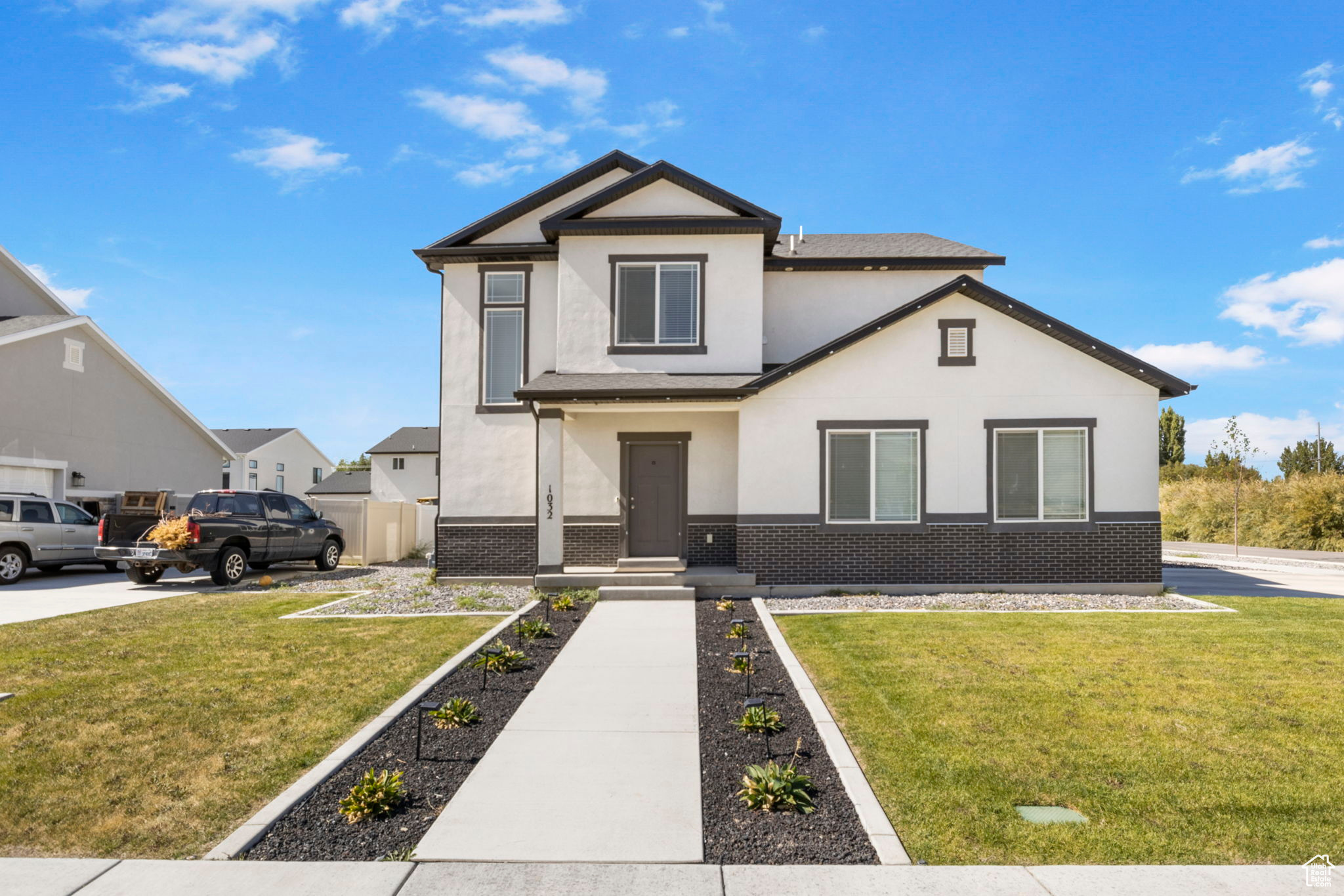 Front of property featuring a front lawn