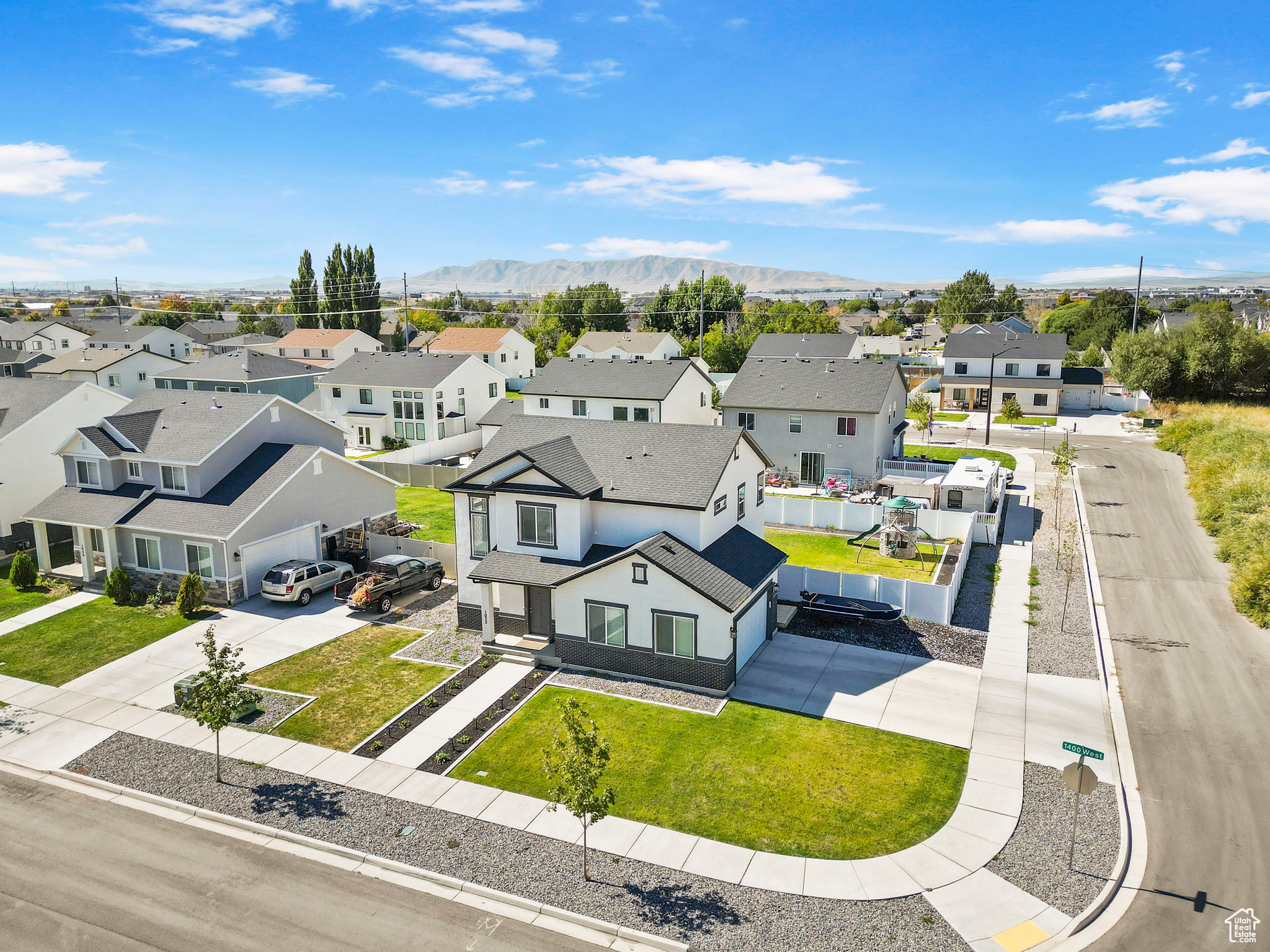 Bird's eye view with a mountain view