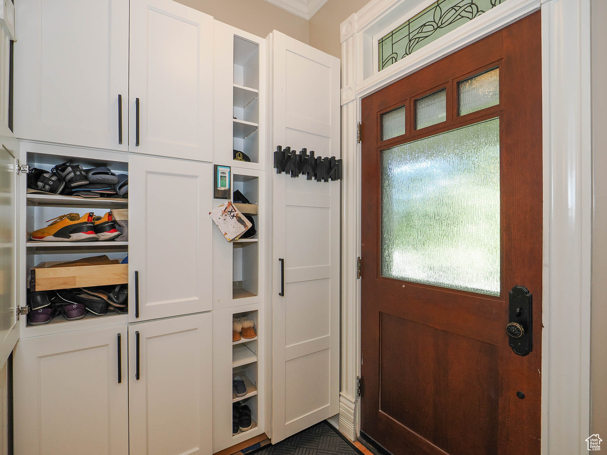 Entryway with crown molding