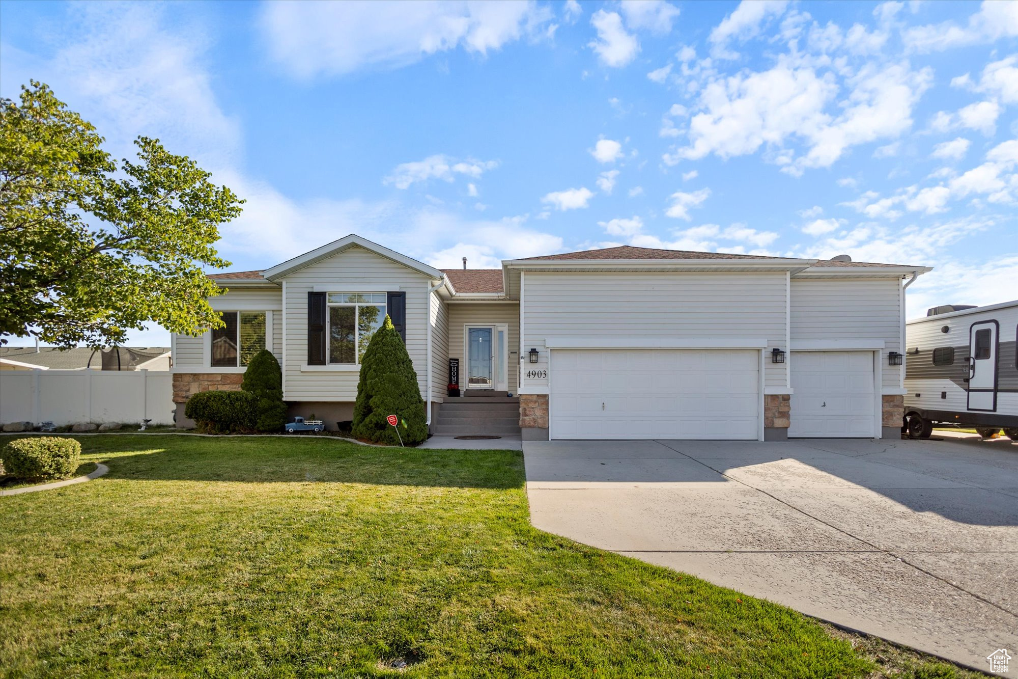 Ranch-style house featuring a front yard