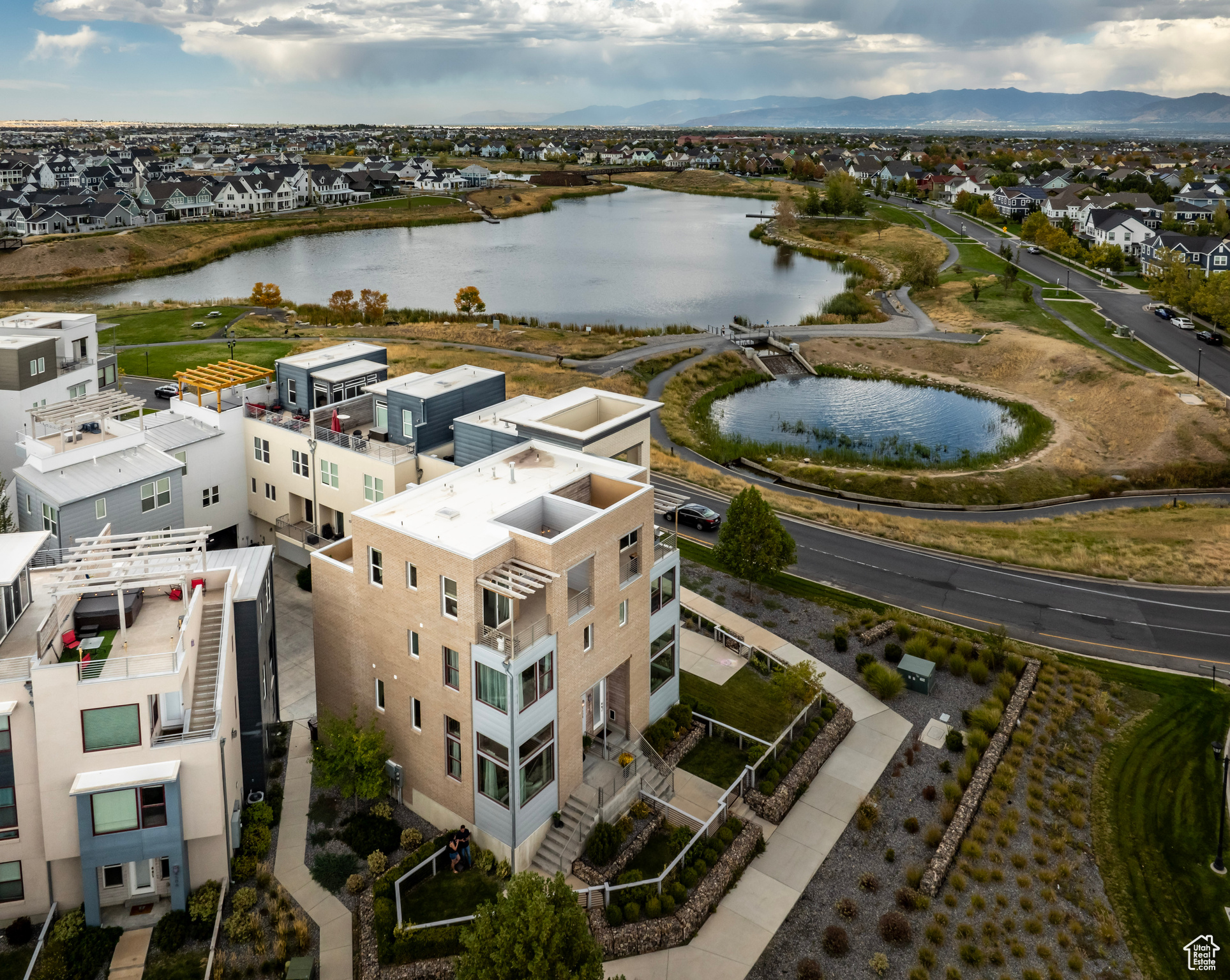 Enjoy the rooftop life framed by mountains and water. The SoDa Row luxury rooftop townhomes are a widely admired Daybreak fixture.