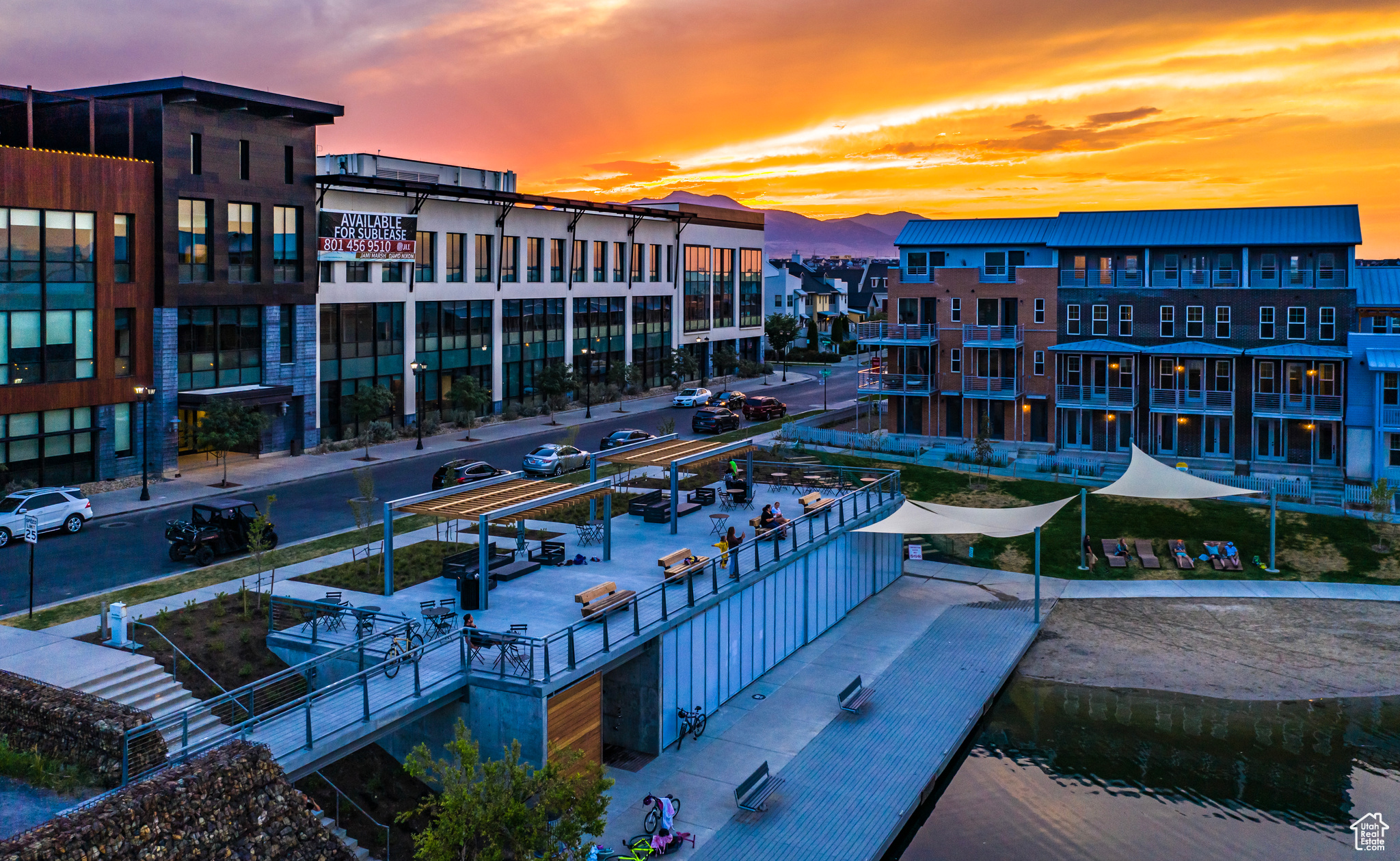 The Beach Club neighbors SoDa Row and includes paddle board, kayak and canoe use for residents and their guests. Launch your own watercraft or enjoy lunch on the upper deck.