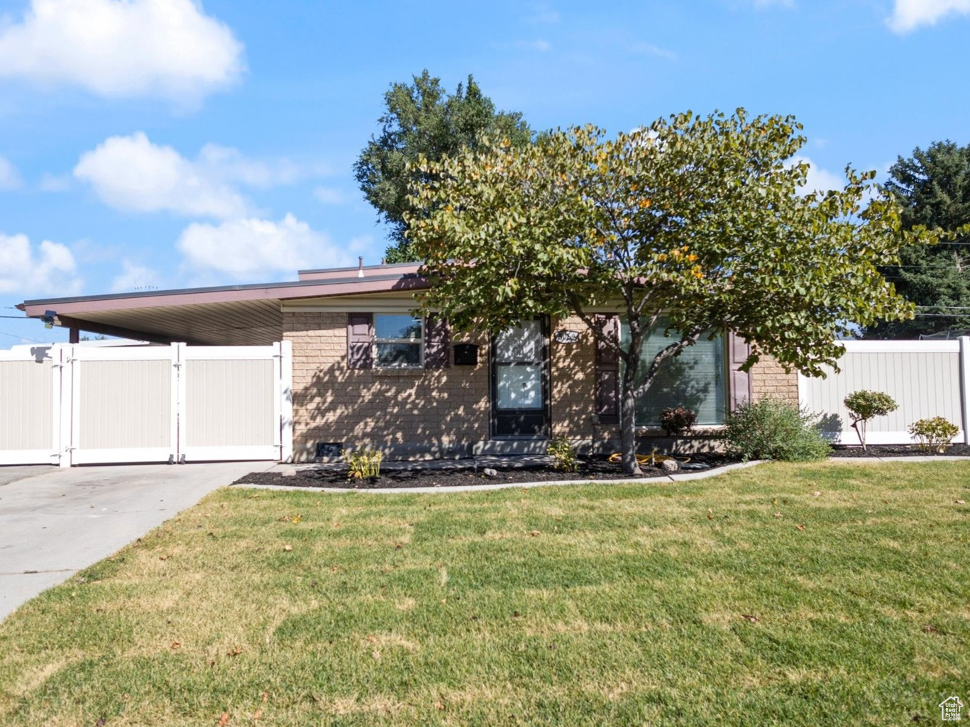 View of front facade with a front lawn