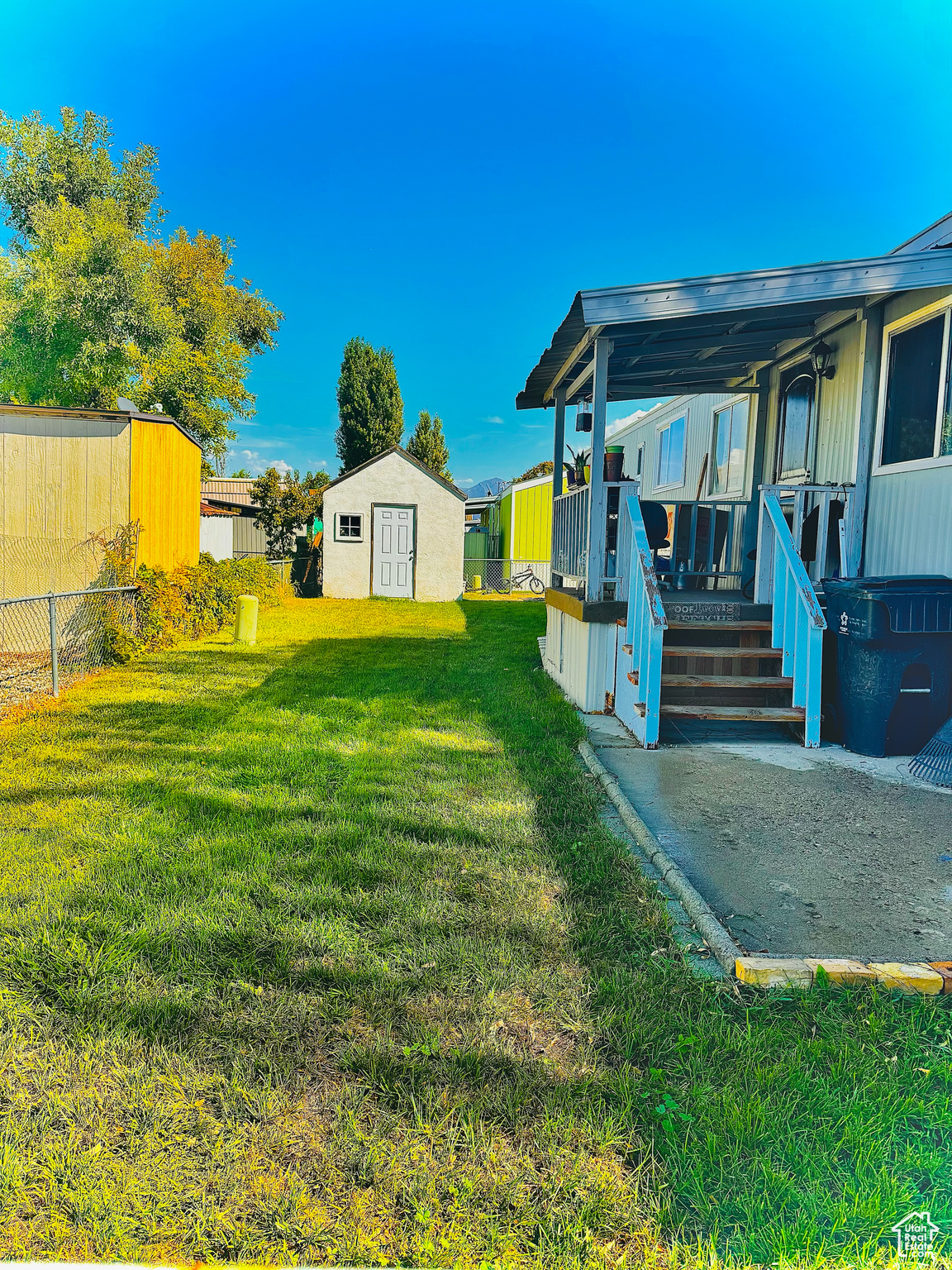 View of yard featuring a shed