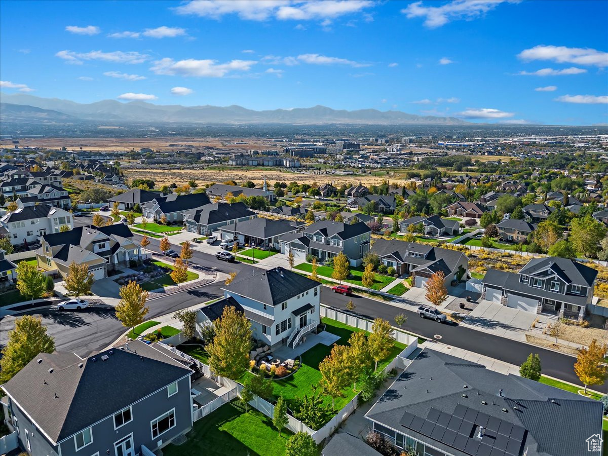 Aerial view with a mountain view