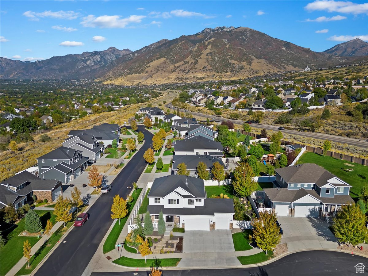 Birds eye view of property featuring a mountain view