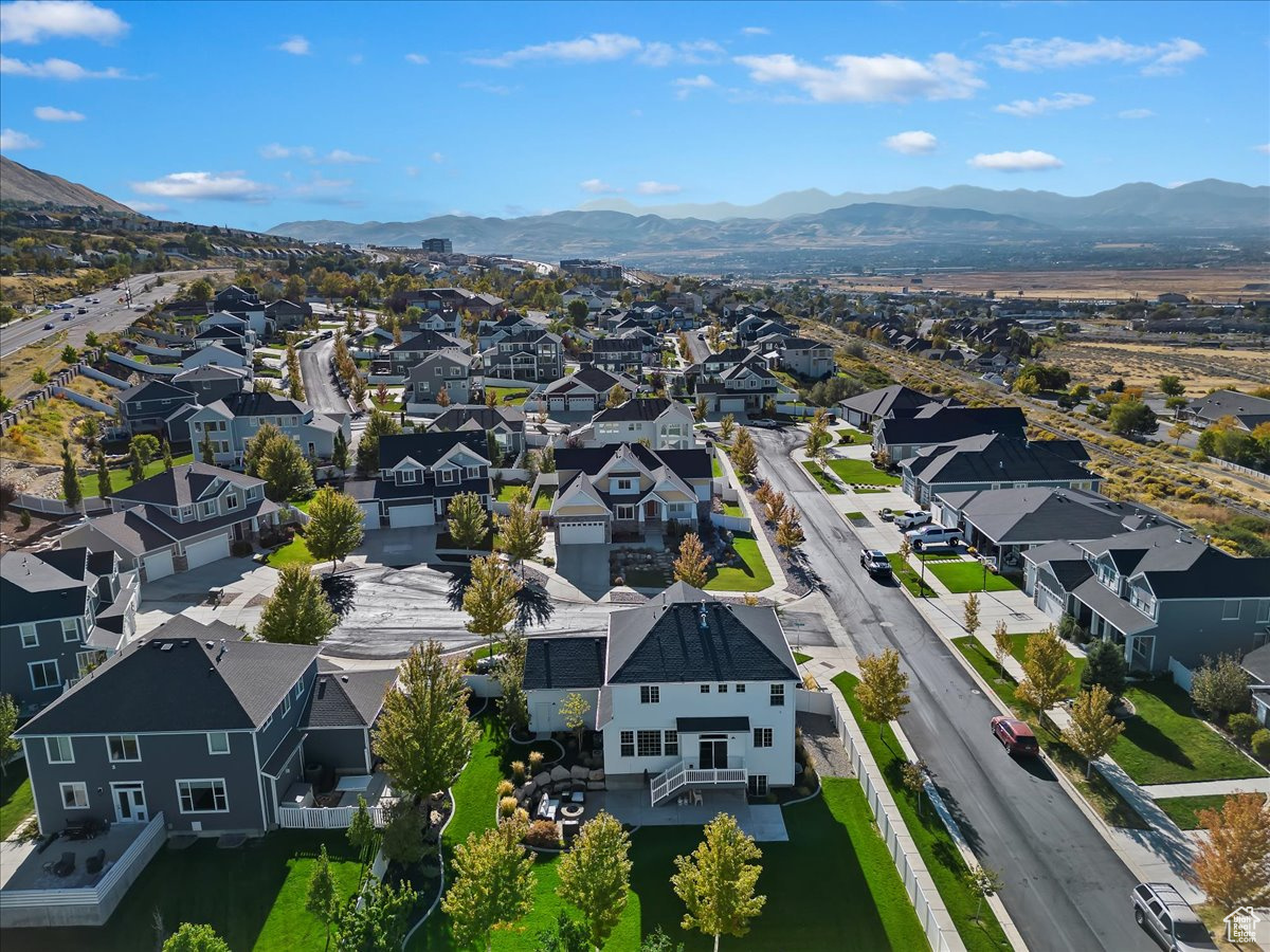 Bird's eye view with a mountain view