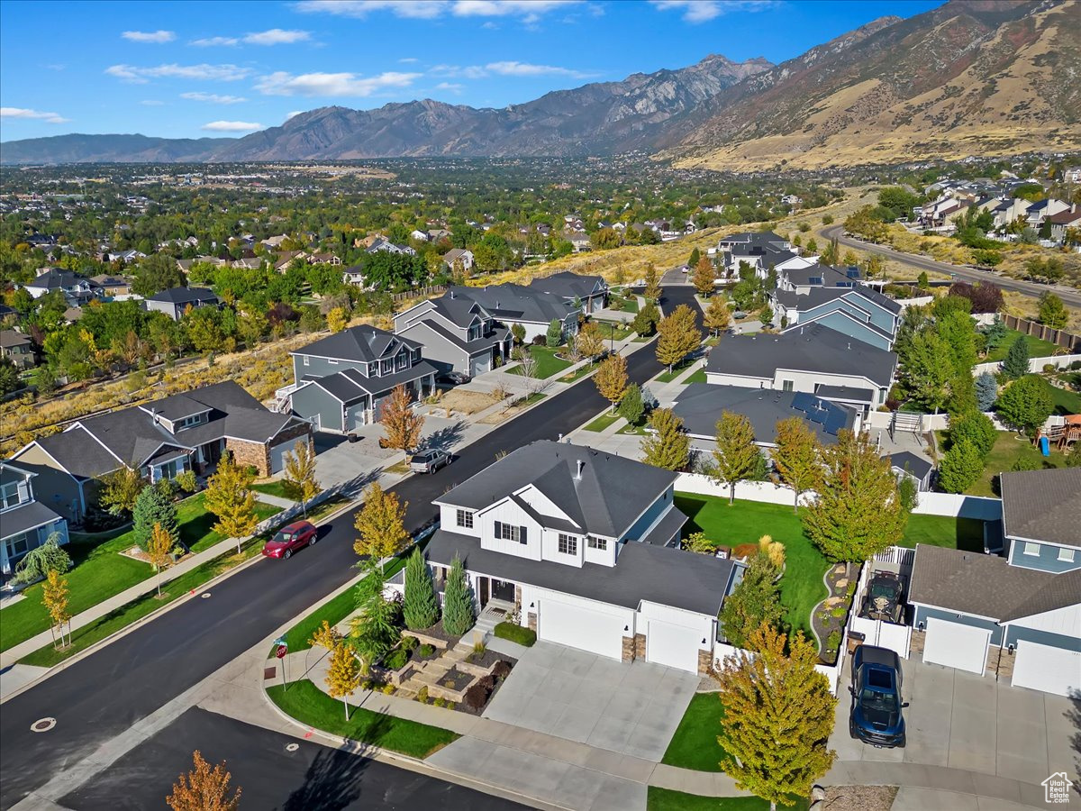 Birds eye view of property featuring a mountain view