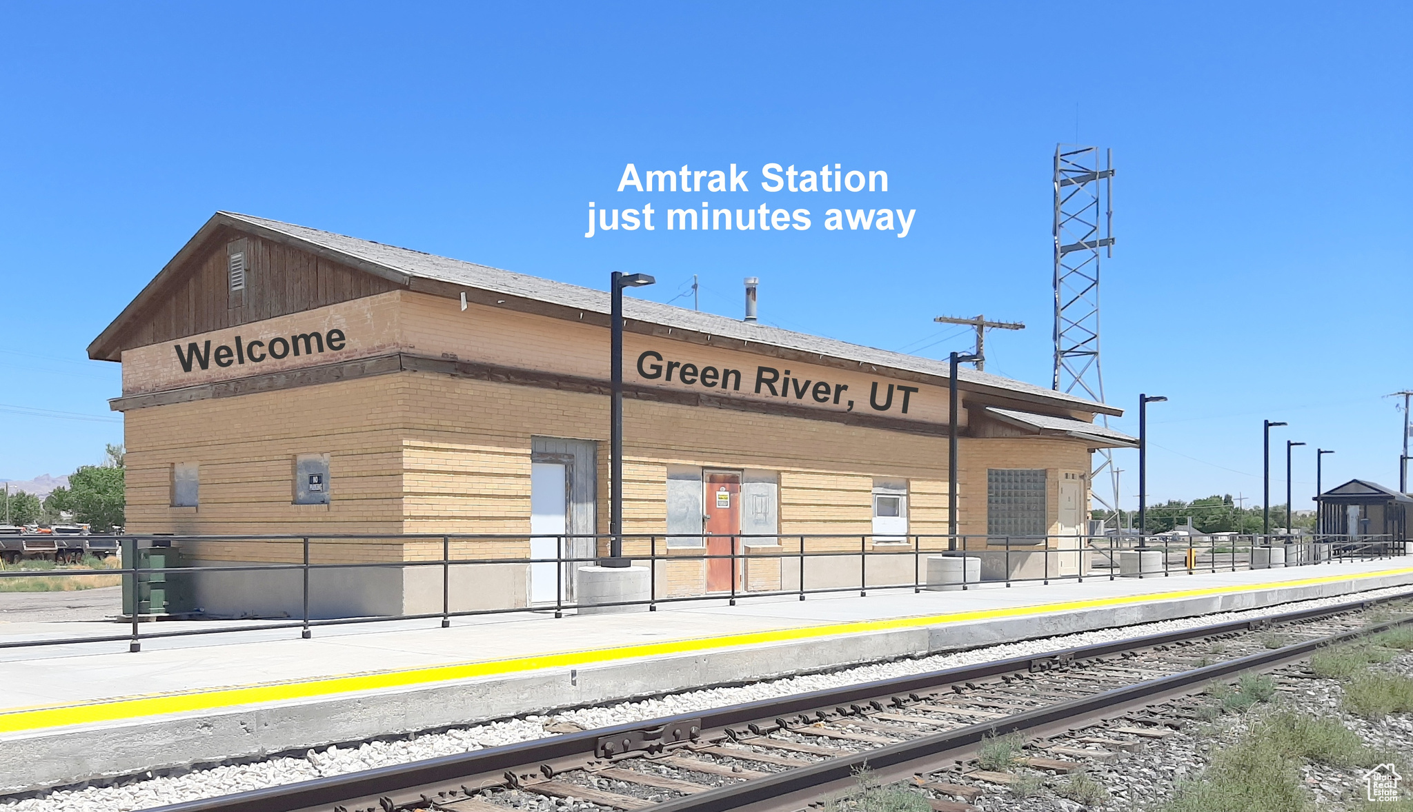 Yes there is an Amtrak station in Green River.