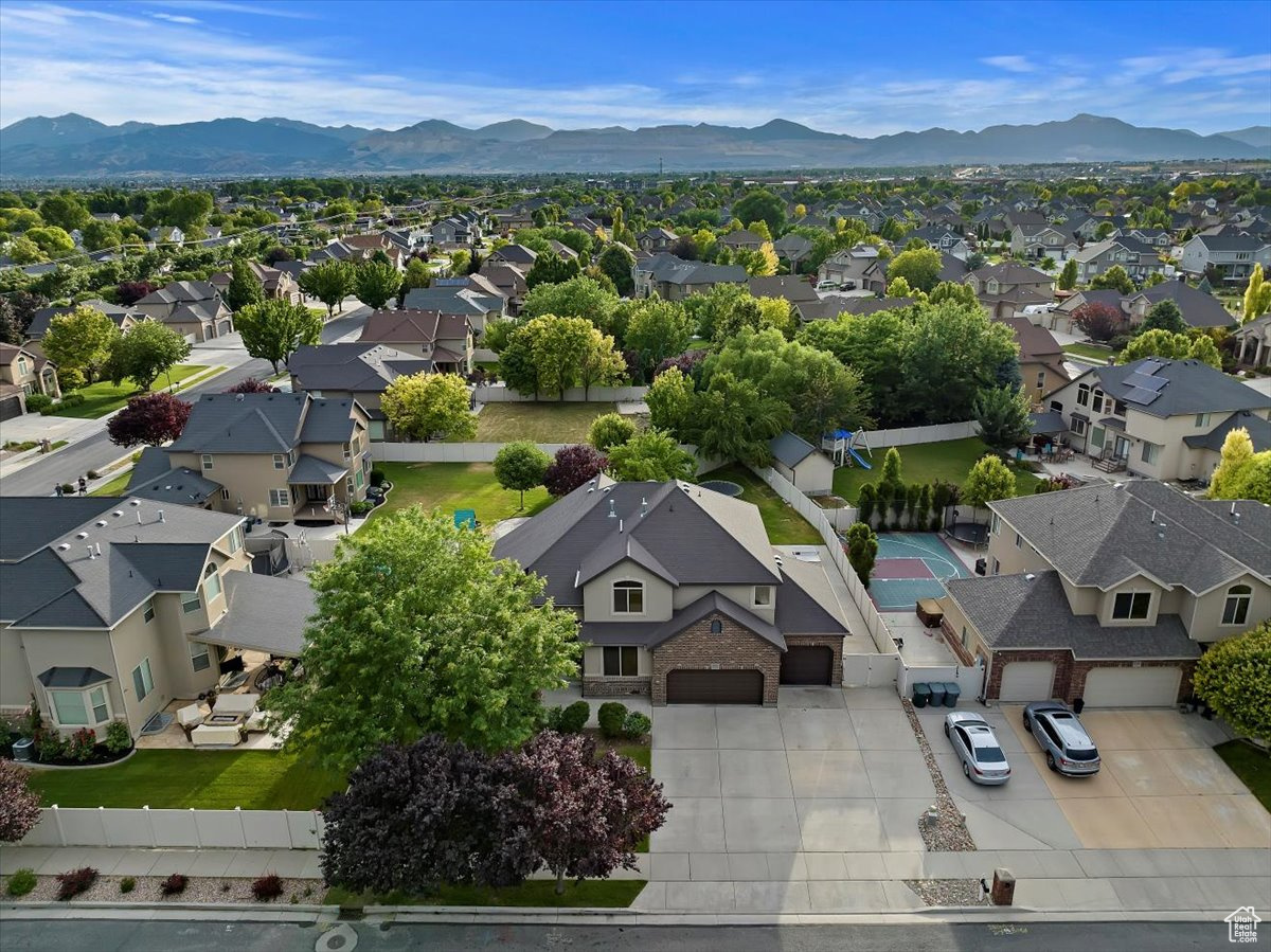 Aerial view with a mountain view