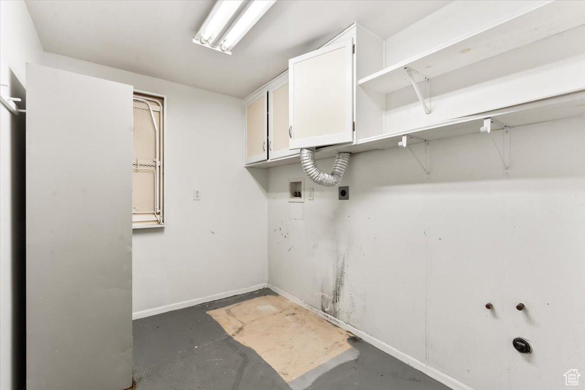 Laundry area with washer hookup, hookup for an electric dryer, and cabinets