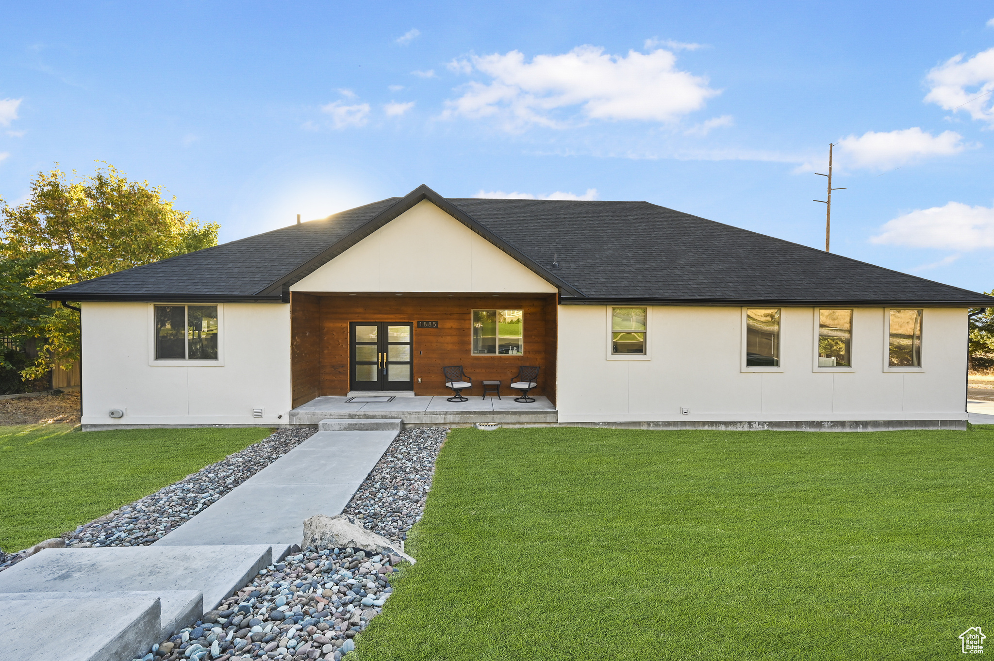 View of front of house featuring a front lawn