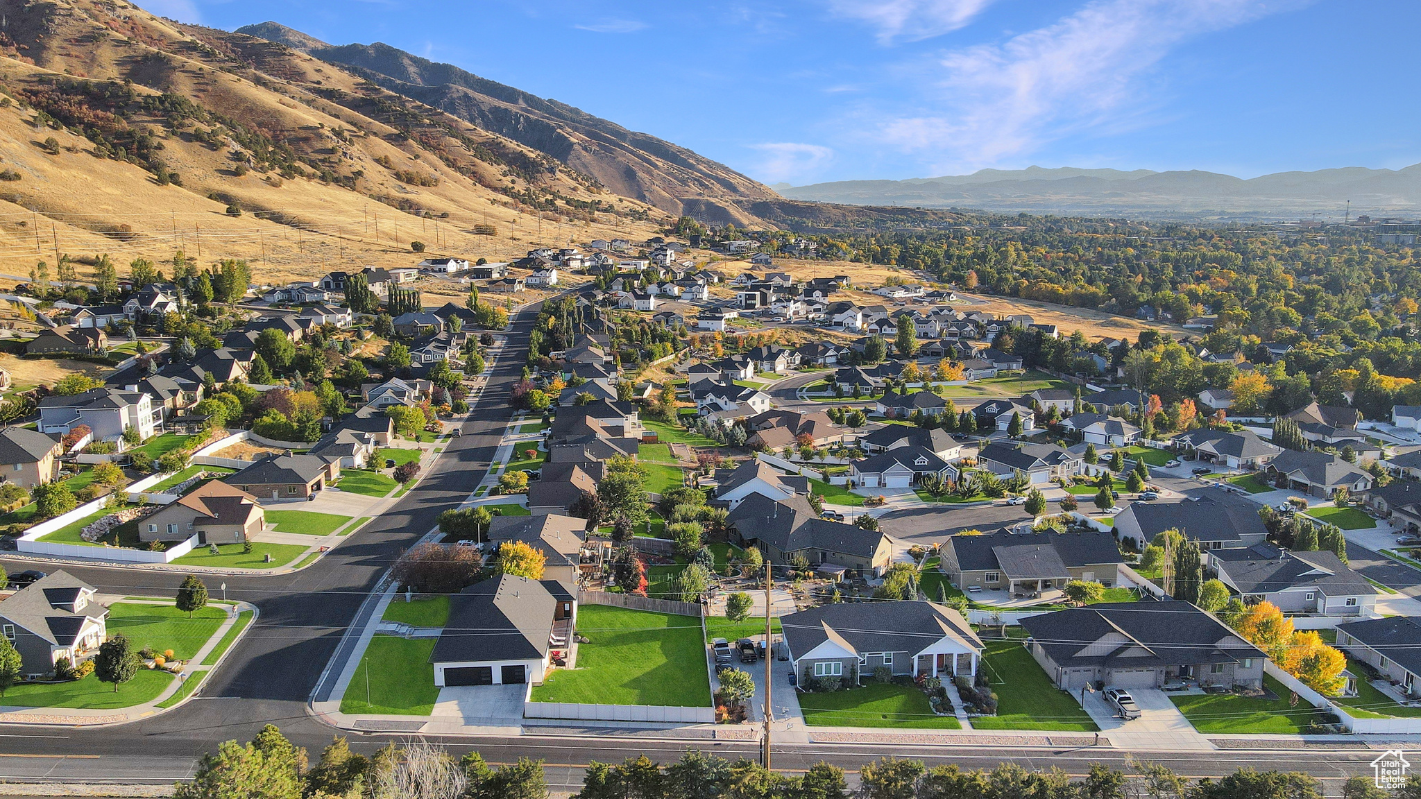 Aerial view with a mountain view