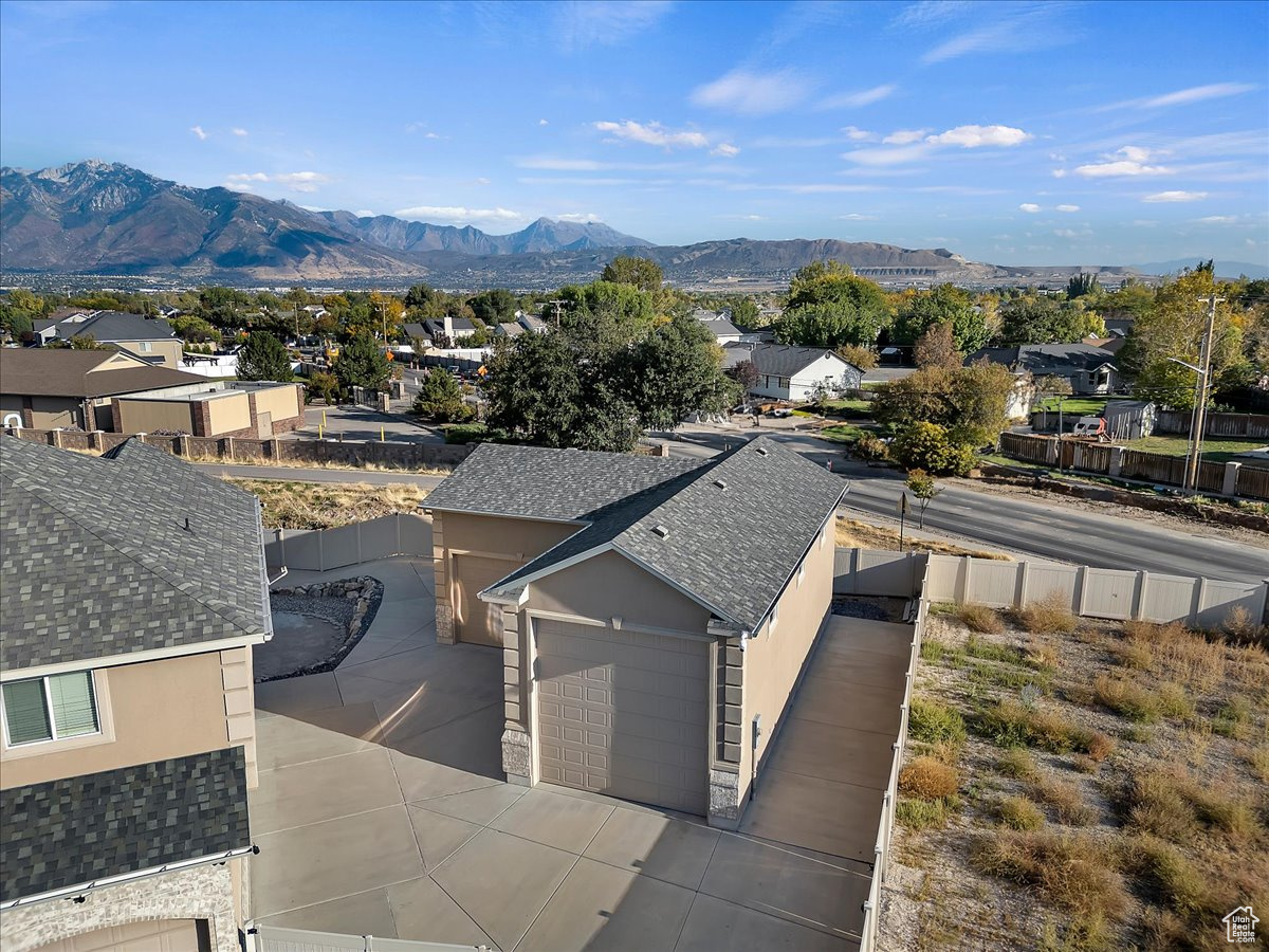 Aerial view with a mountain view