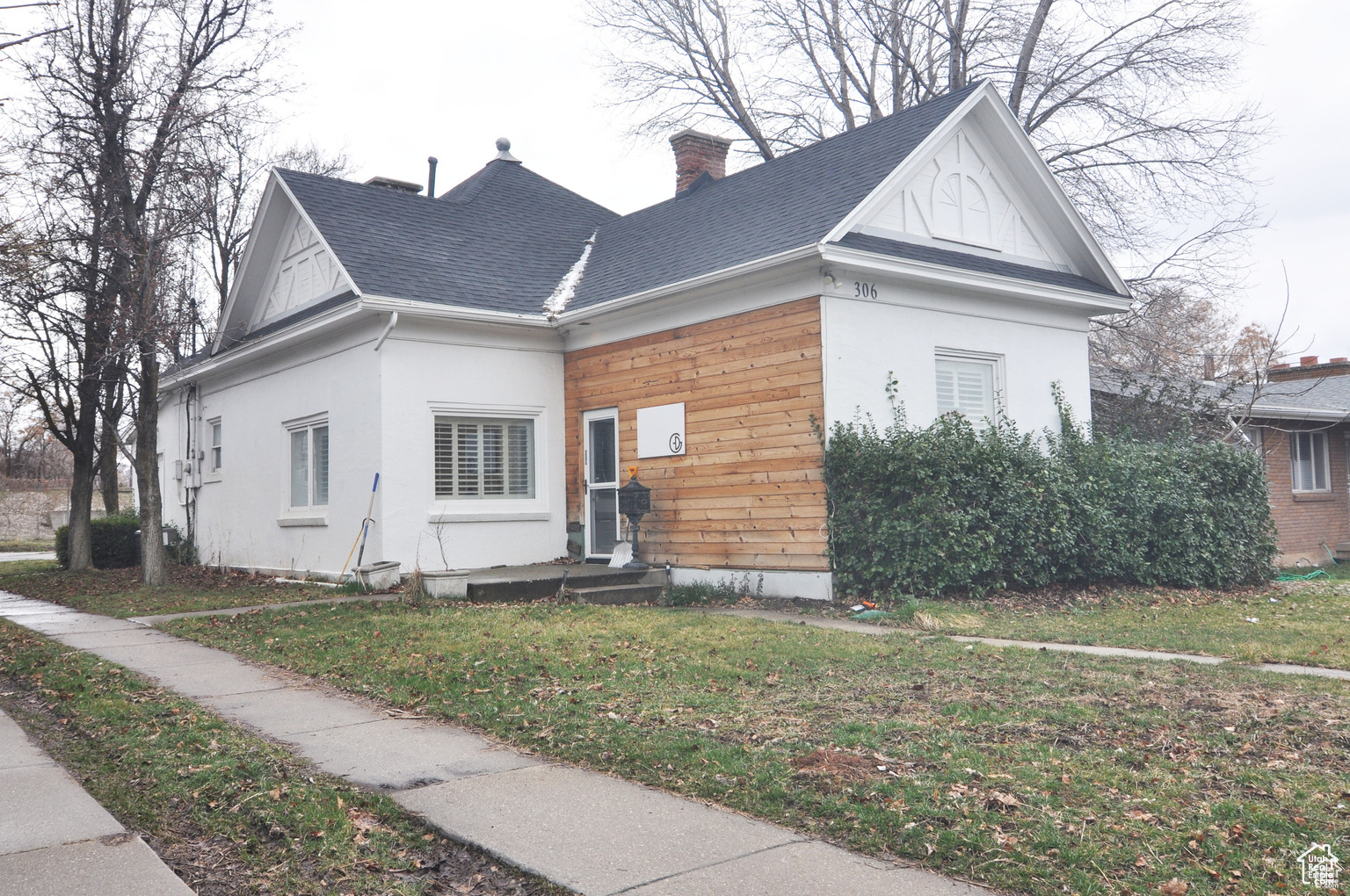 View of front of property featuring a front yard