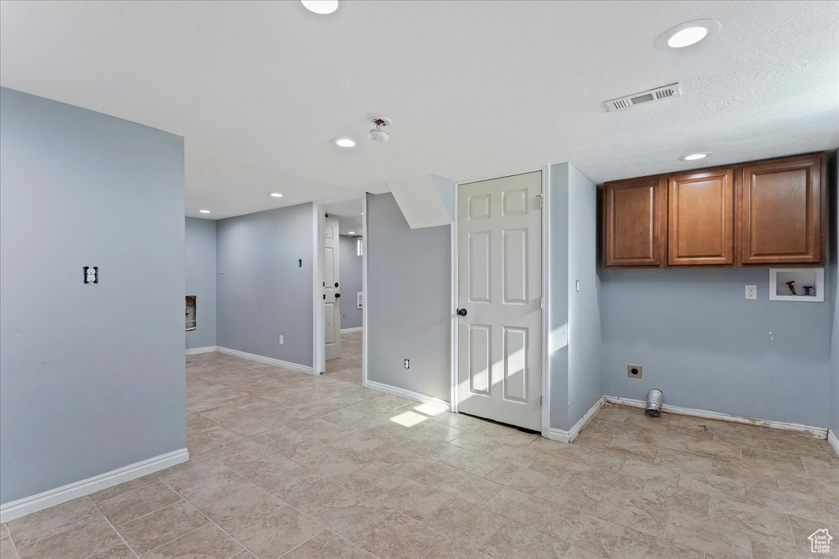 Unfurnished room featuring light tile patterned flooring