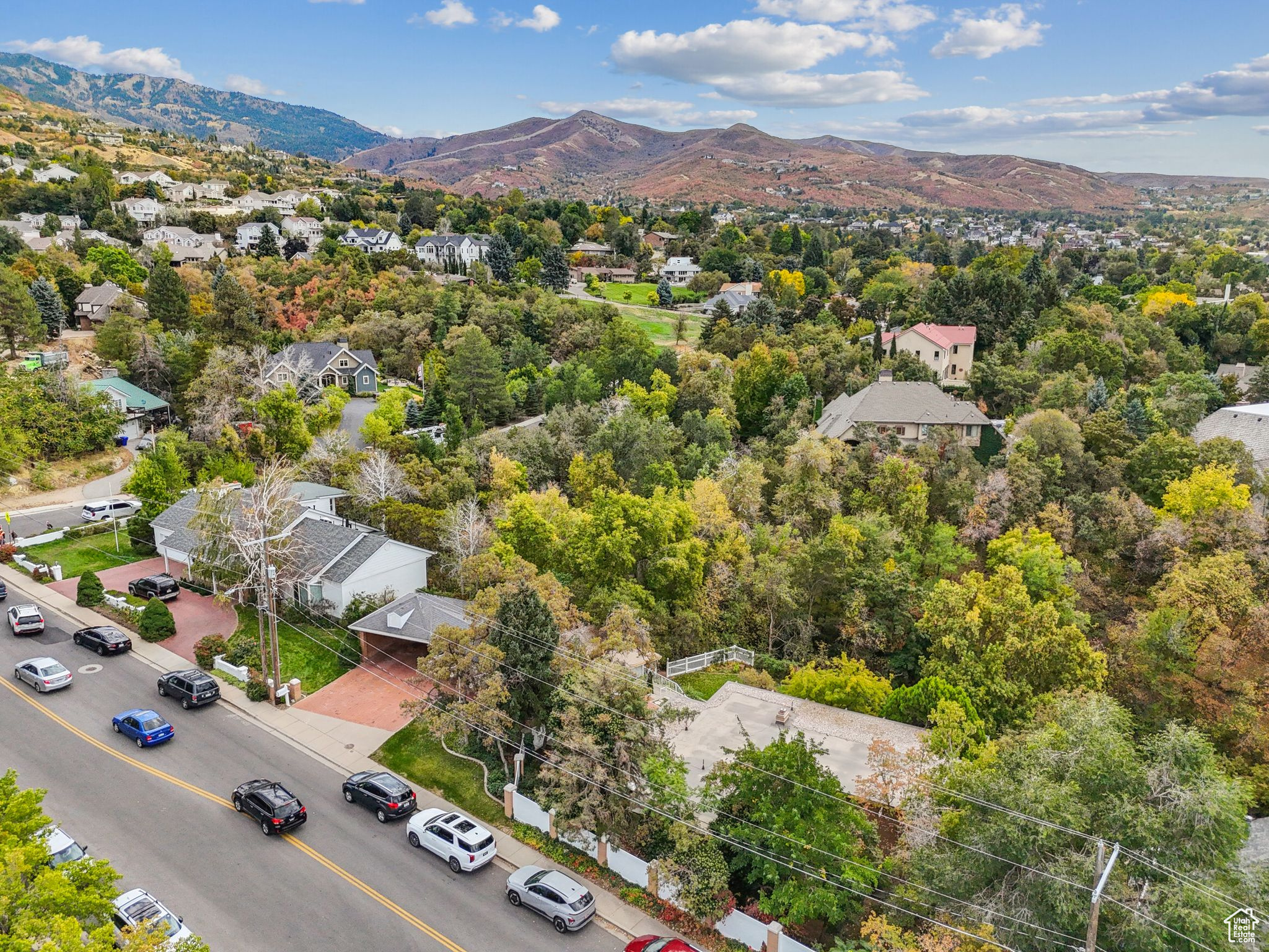 Bird's eye view featuring a mountain view